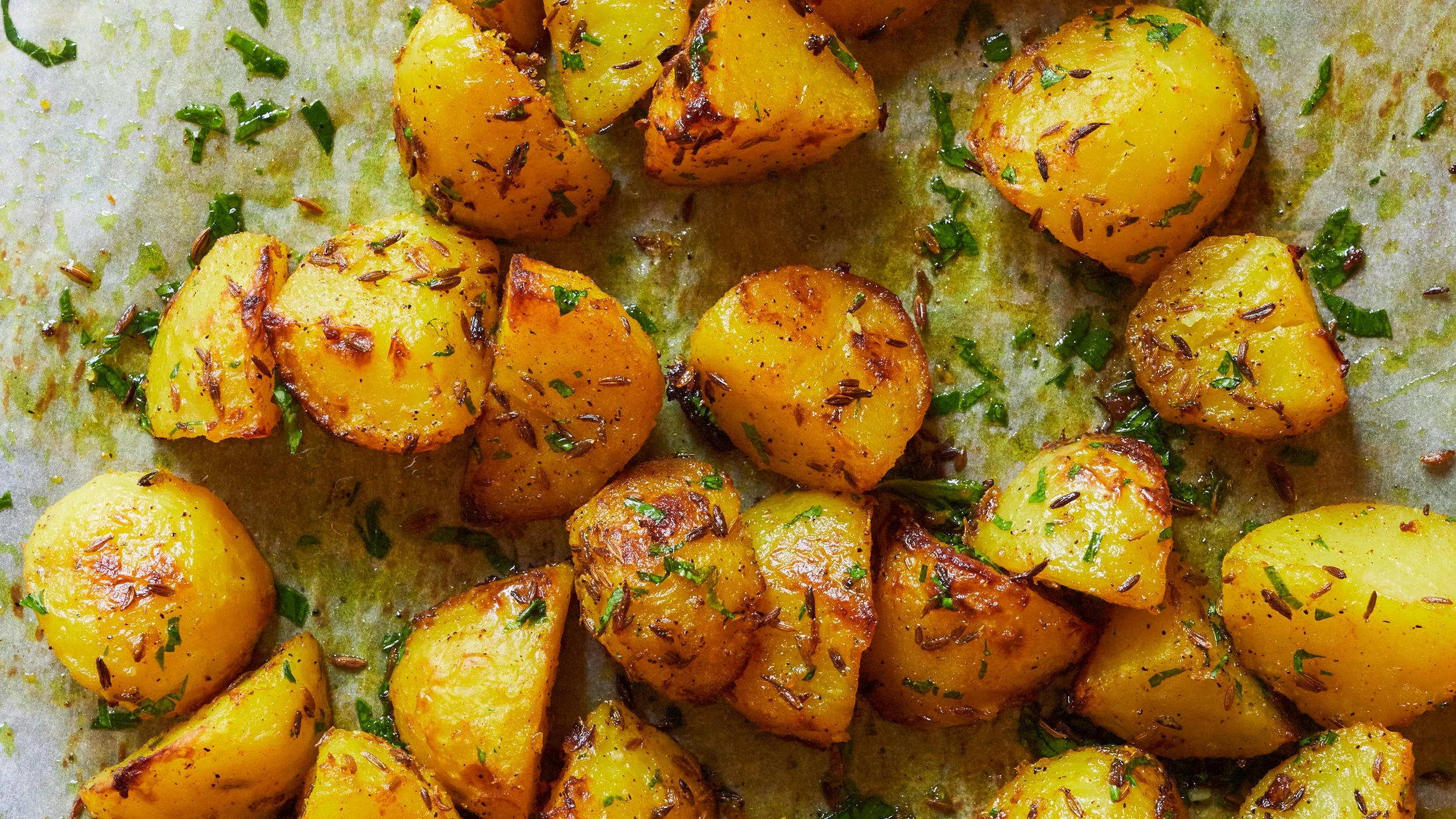 Batatas assadas com tempero, ervas e especiarias