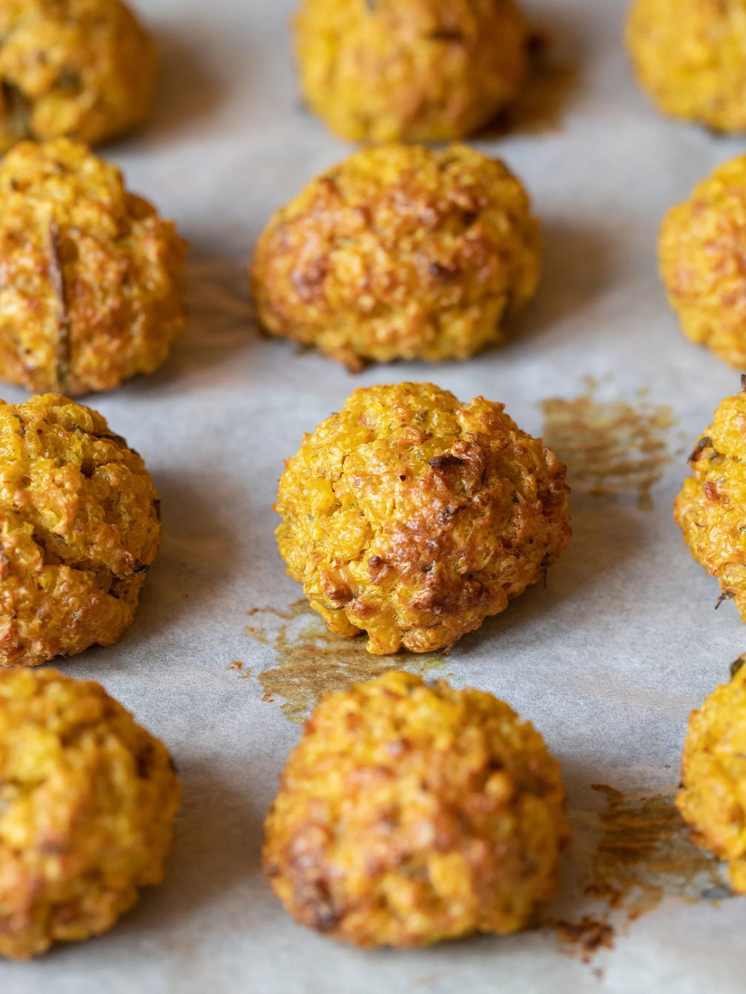 Bolinhos de comida dourados e crocantes sobre papel manteiga.
