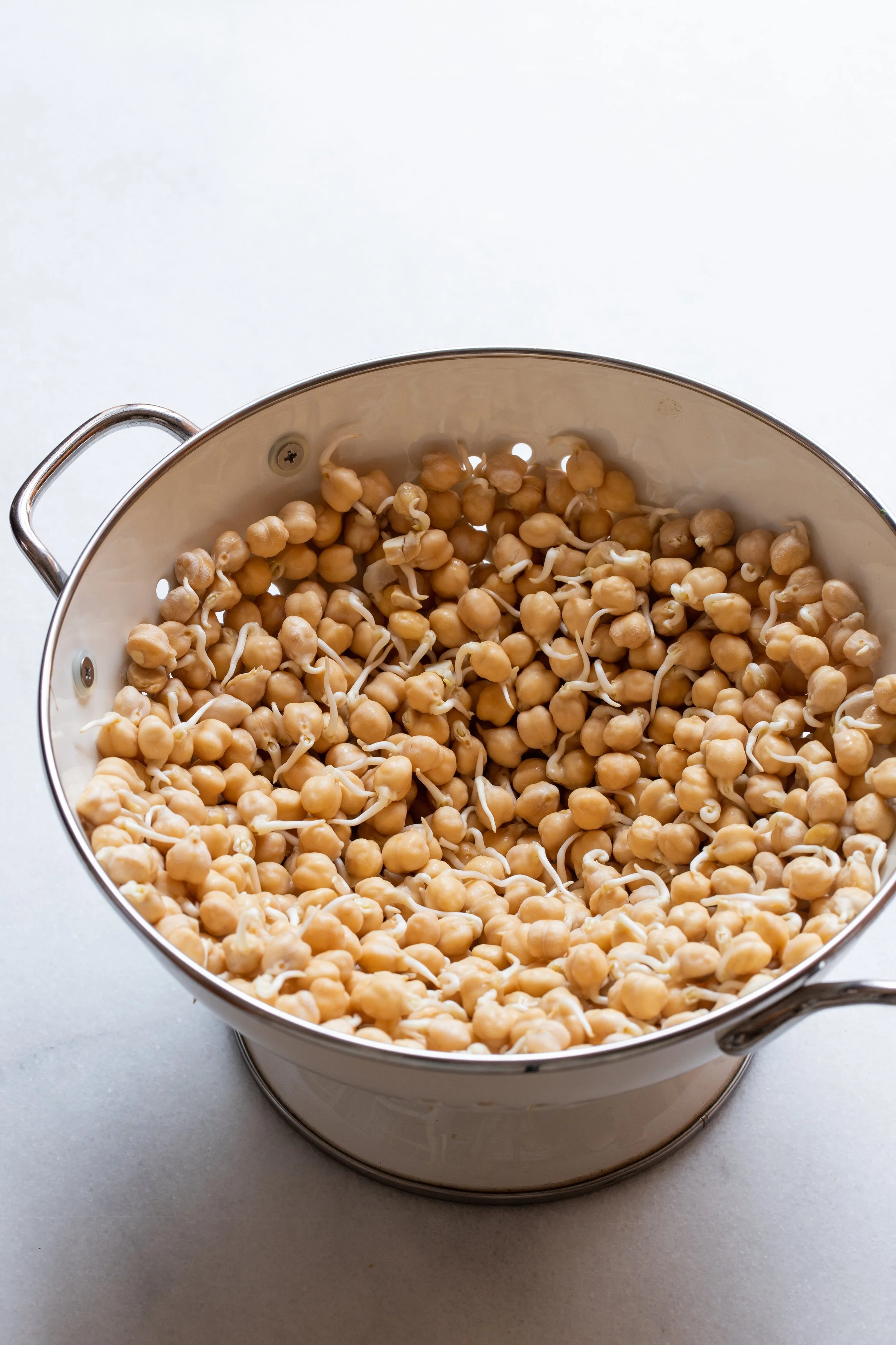 Grãos de soja com brotos em uma panela de aço inox