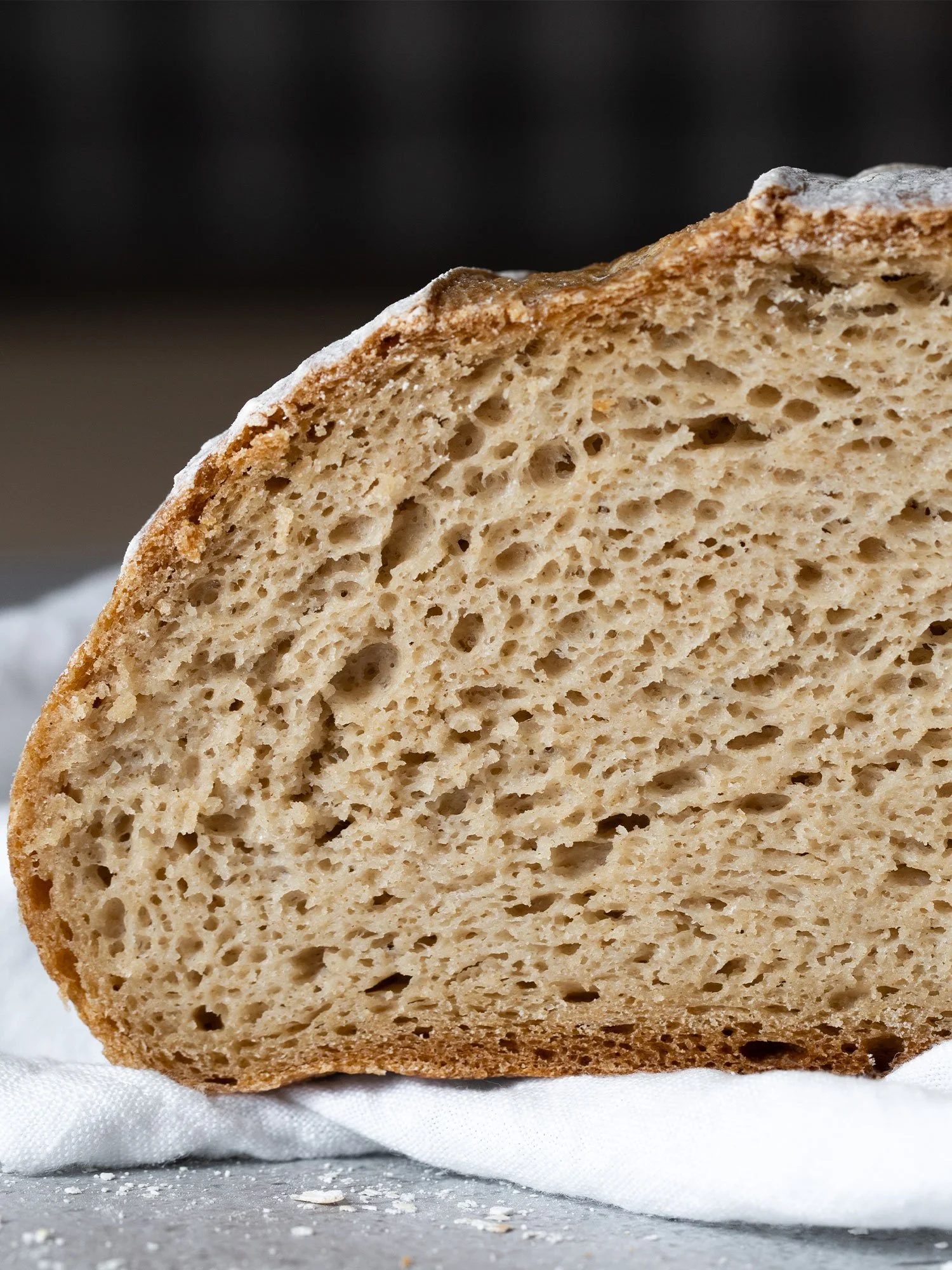 Fatia de pão italiano com crosta tostada e interior macio, colocado sobre um pano branco