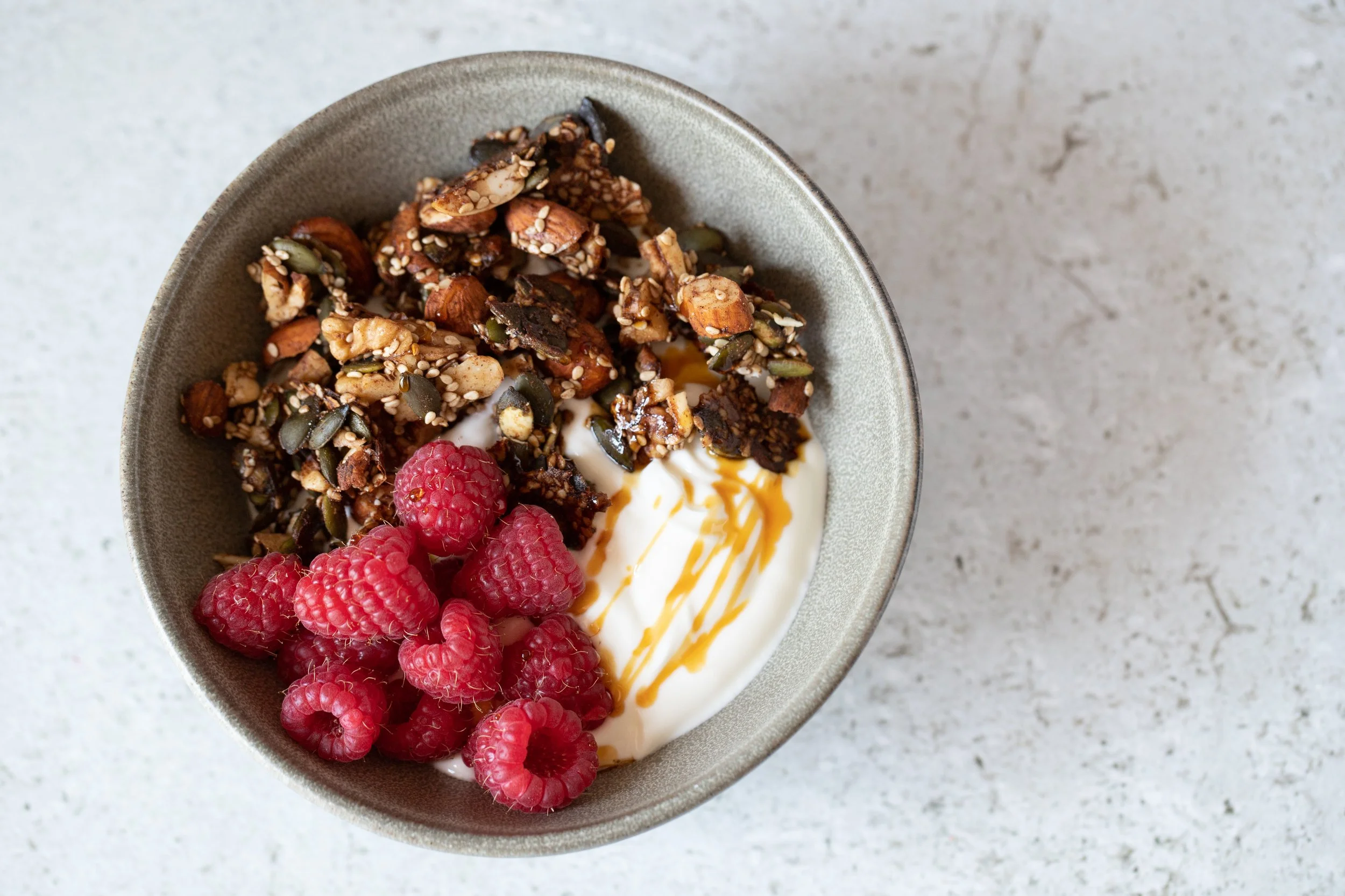 Iogurte com framboesas, granola e mel