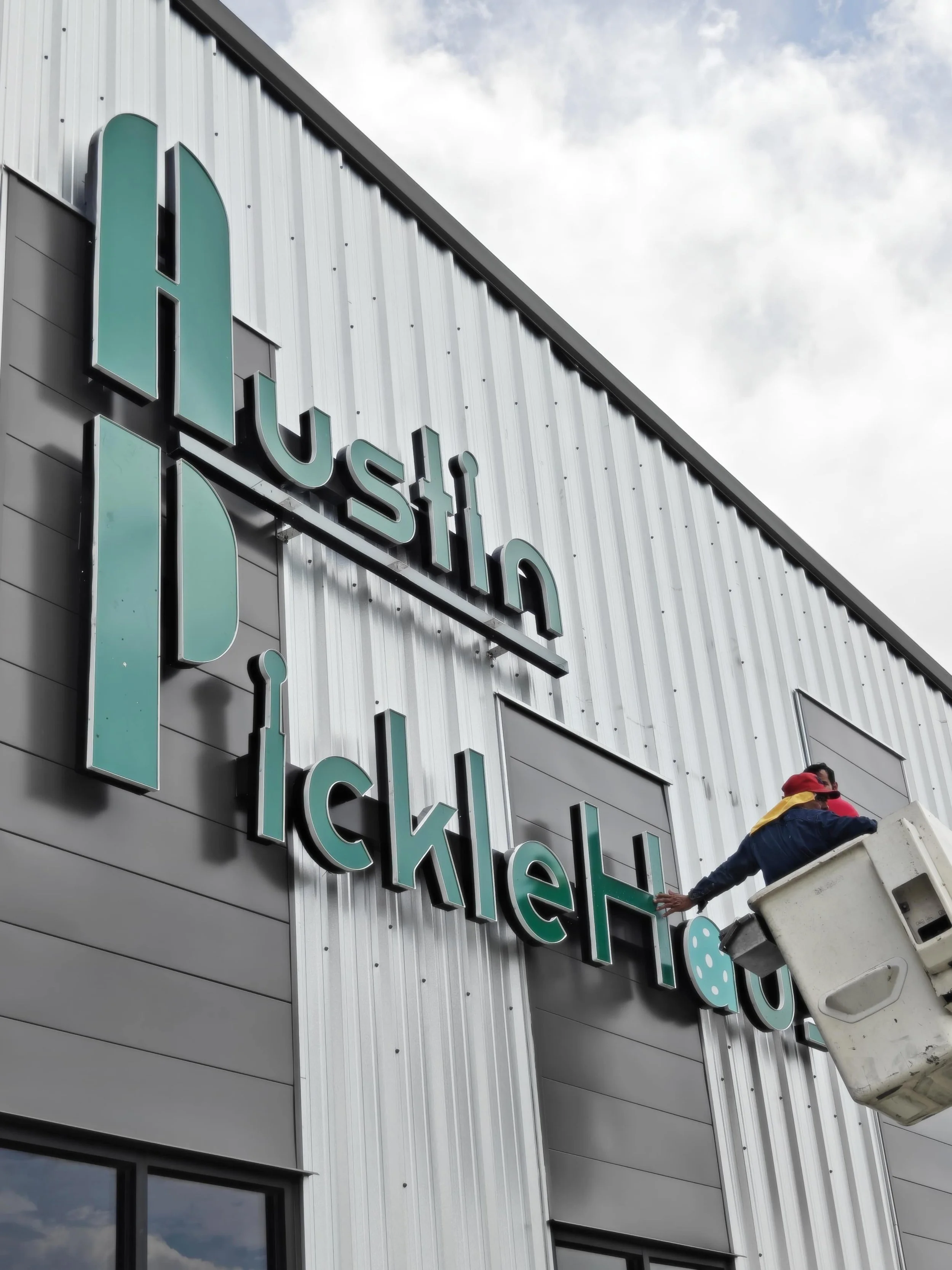 The sign is up! 🙌🏻
Austin Picklehaus is one step closer to opening. We can't wait to welcome you soon.
#AustinPicklehaus #ComingSoon