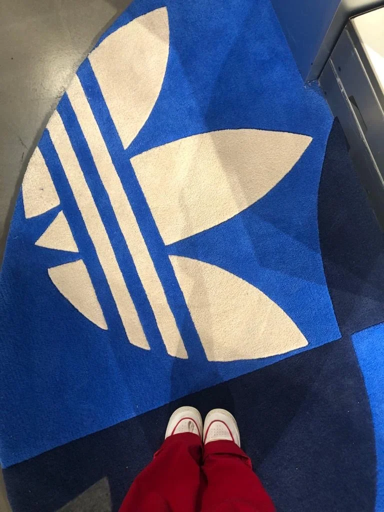Tapis de sol avec logo Adidas en blanc et bleu