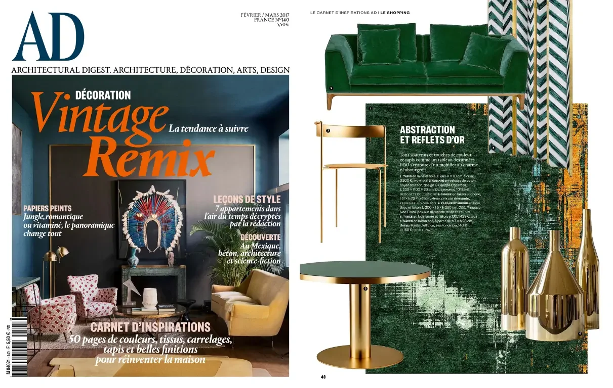 Page de couverture et une page intérieure d'un magazine de décoration, montrant un canapé vert, des lampes dorées, un fauteuil jaune et une salle en style vintage.