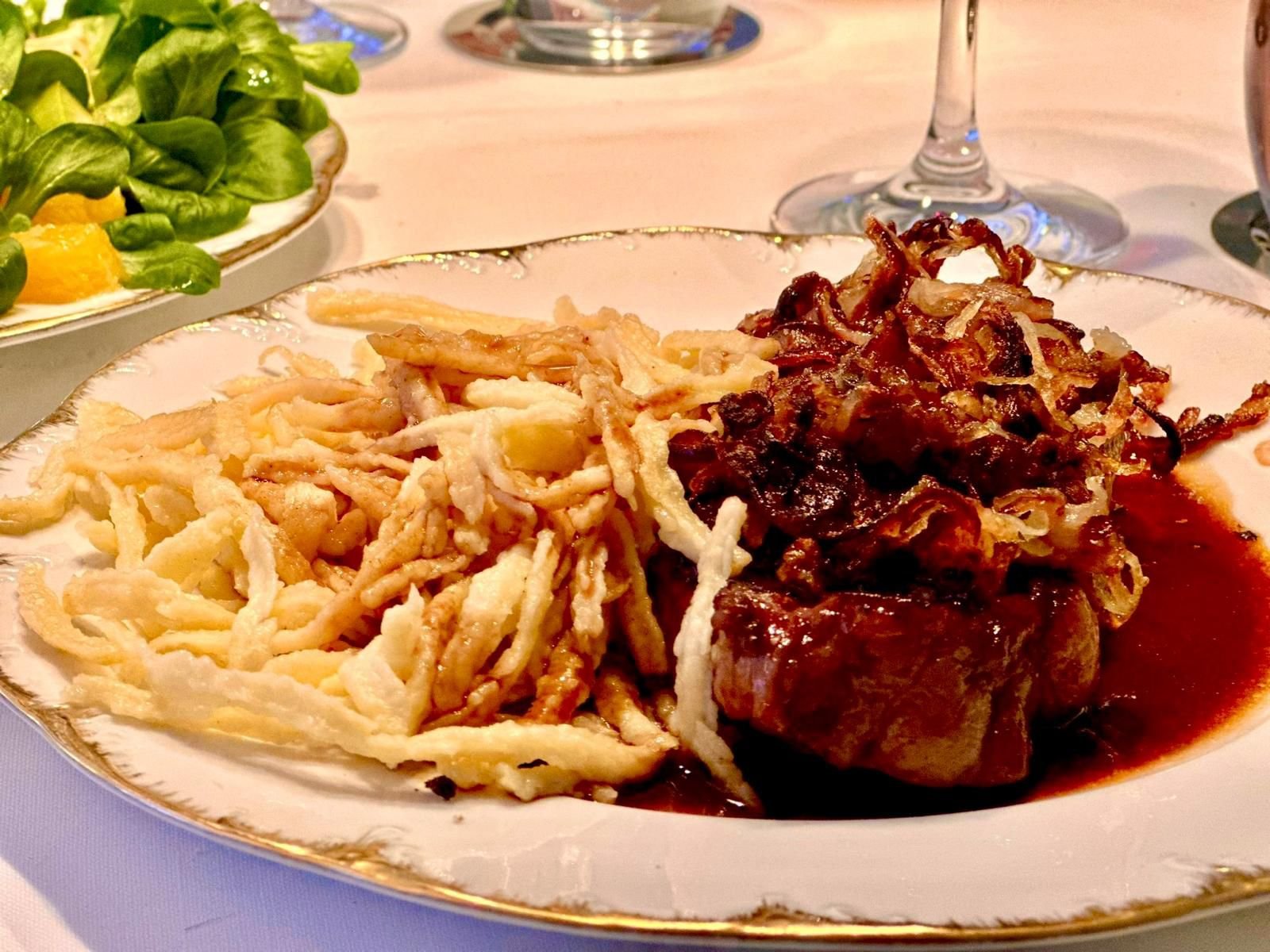 Zwiebelrostbraten-mit-Spaetzle