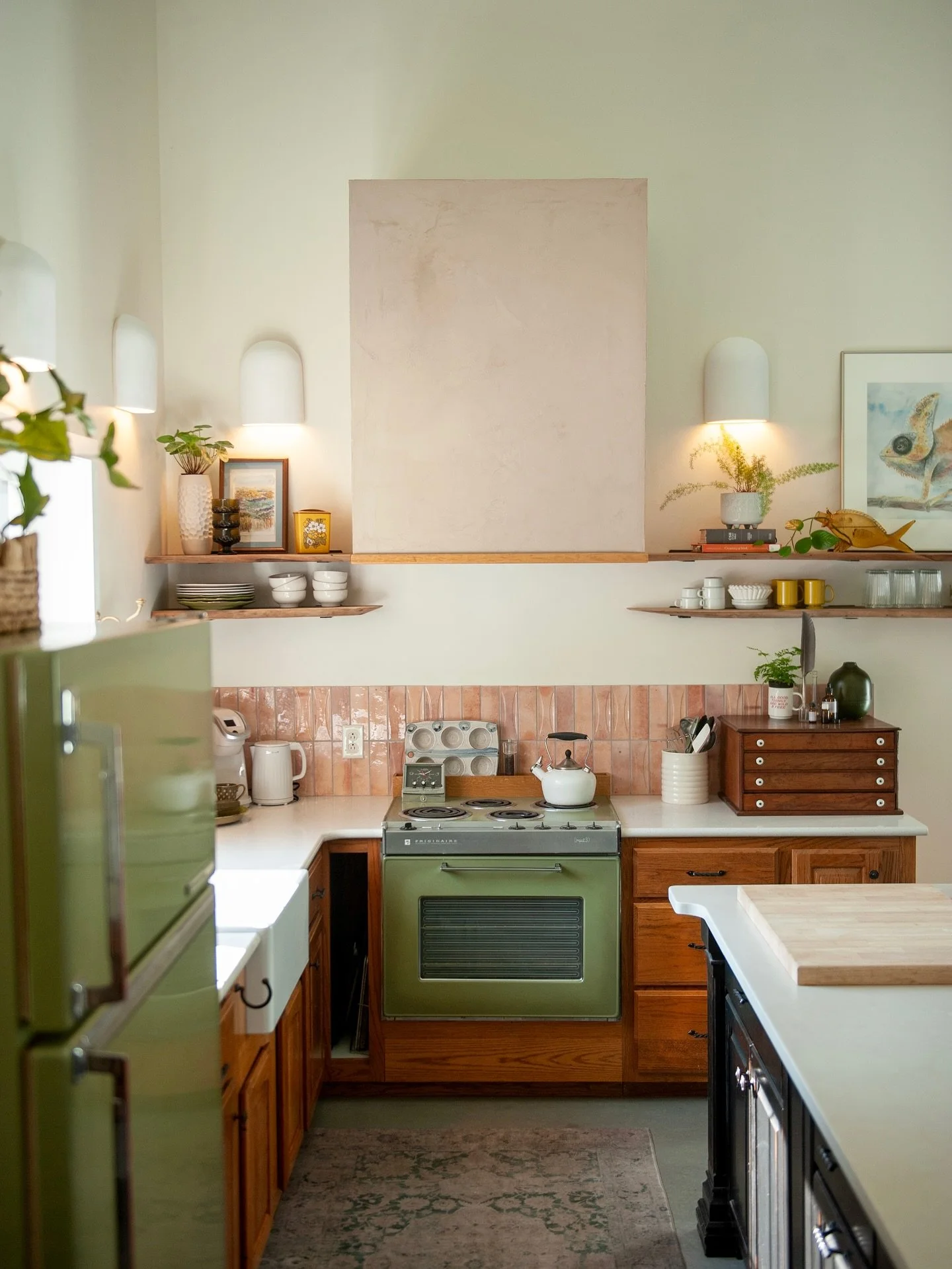 It&rsquo;s been a long time coming but the STRONGTREE Guest House is 90% complete 🙌🏼 (and by that I mean I have a few little quirky details and interactive things I&rsquo;d like to complete for the guests to enjoy). In due time, in due time. 

Whew