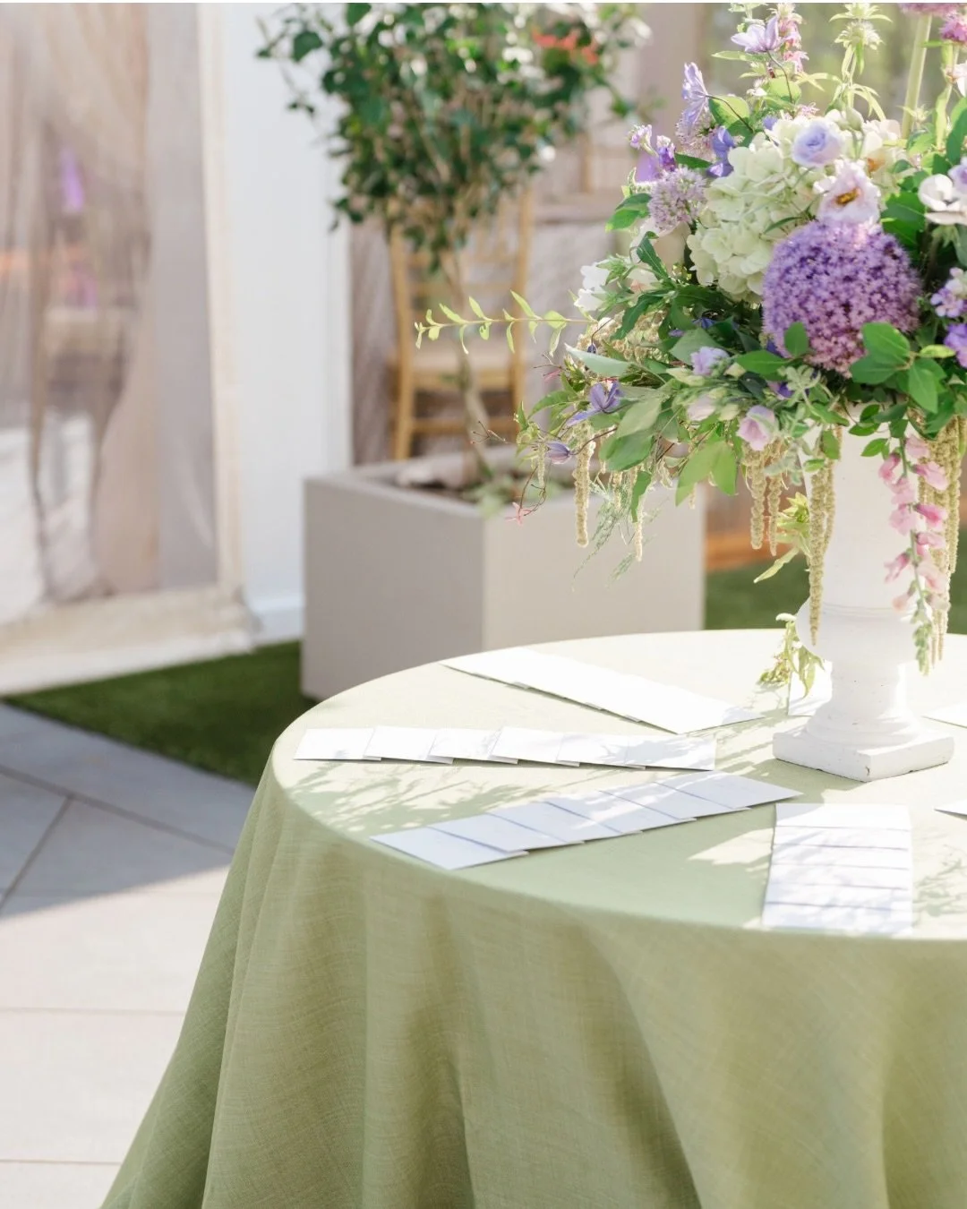 Your reminder that escort cards can double as handwritten notes to your guests 💌✨

photo credit: @caitlinkershawphoto