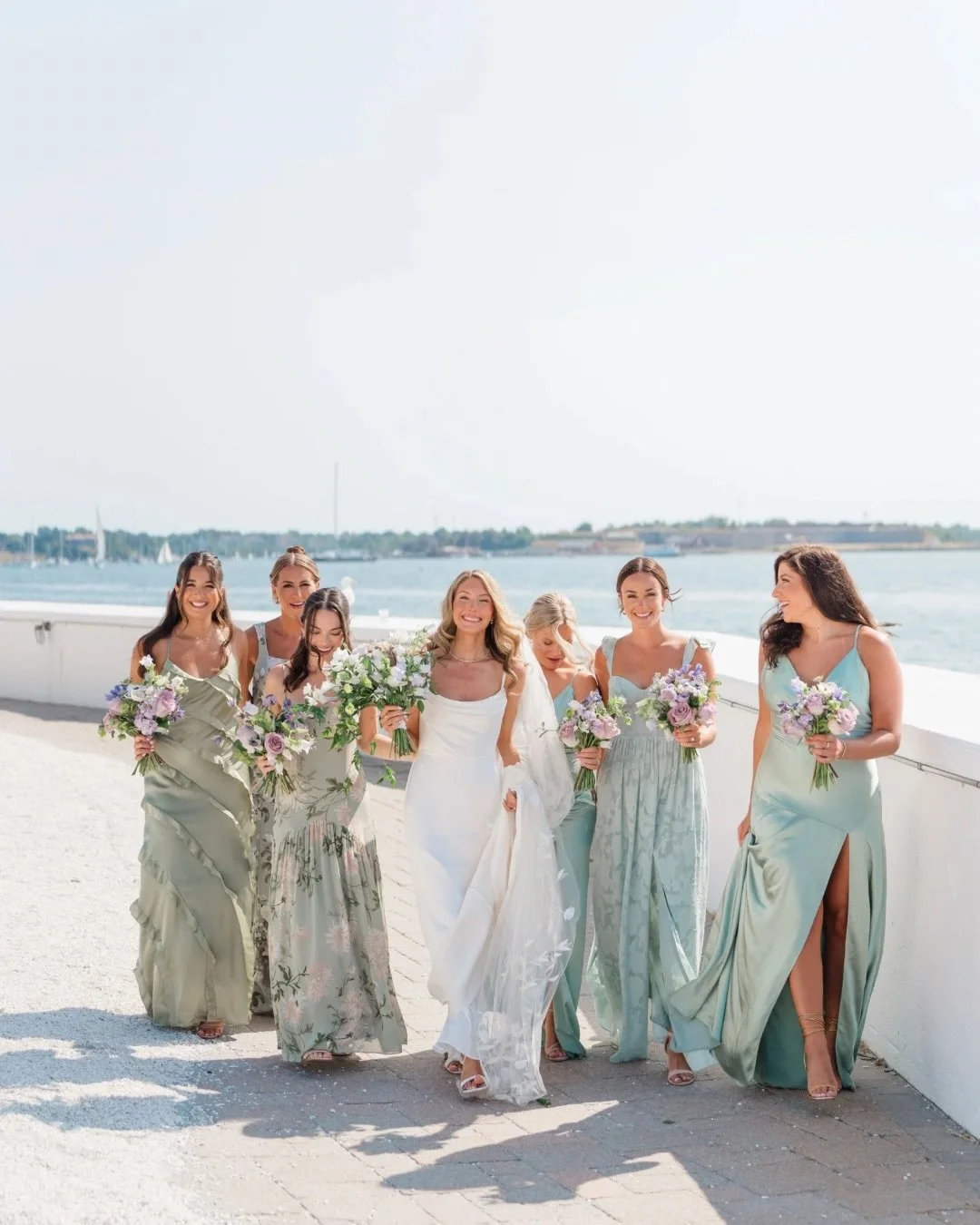 there&rsquo;s just something about a summer wedding in newport 🌾✨

📸: @caitlinkershawphoto