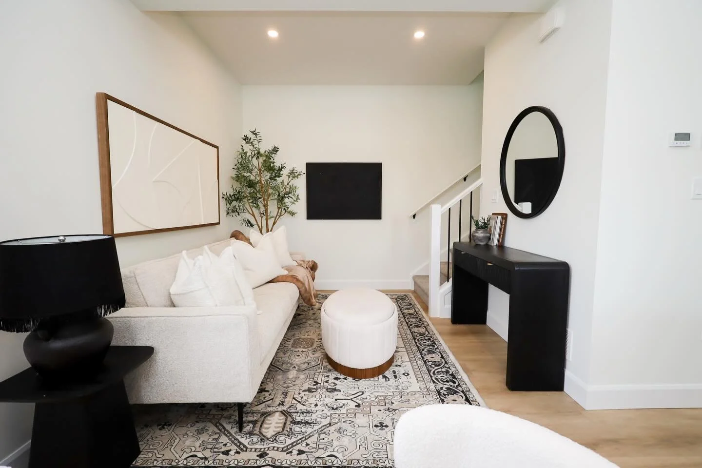 Unveiling one of our most recent projects in Springfield staged by our incredible realtor partners @laurensilverthorn.realtor @kristataff.realtor 

The main floor features an open concept layout with a dining area, spacious kitchen with stainless app