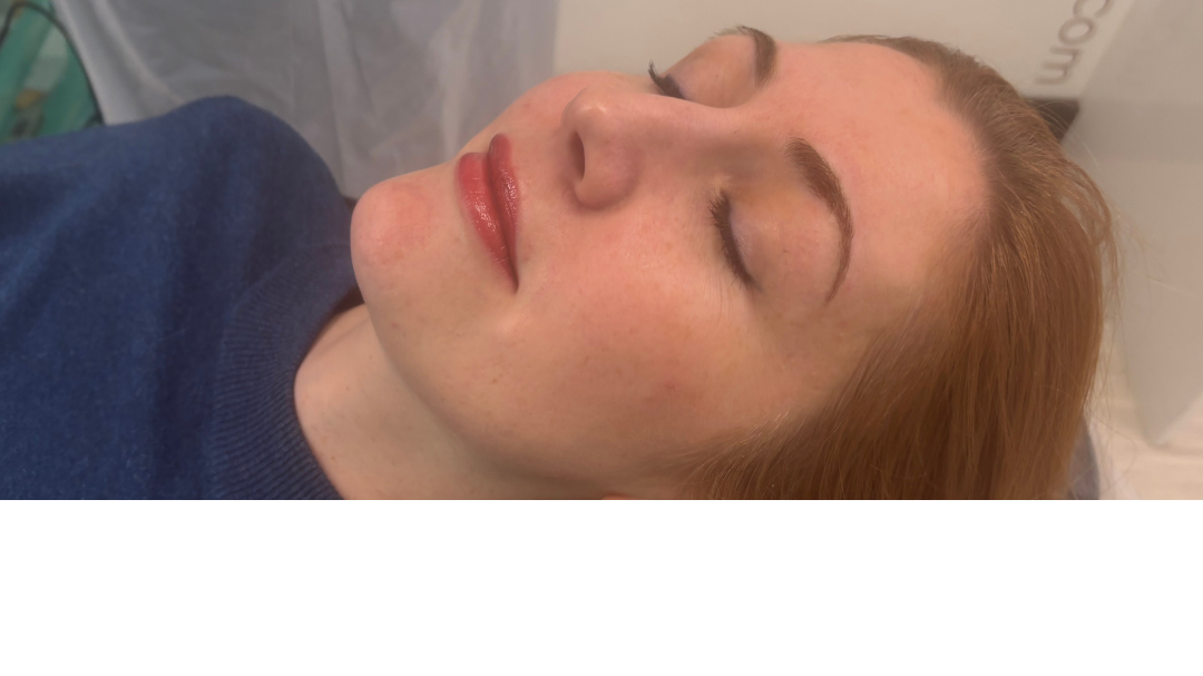 Subtle brow definition paired with a gentle lip blush to restore balance and freshness, while keeping everything natural and understated.