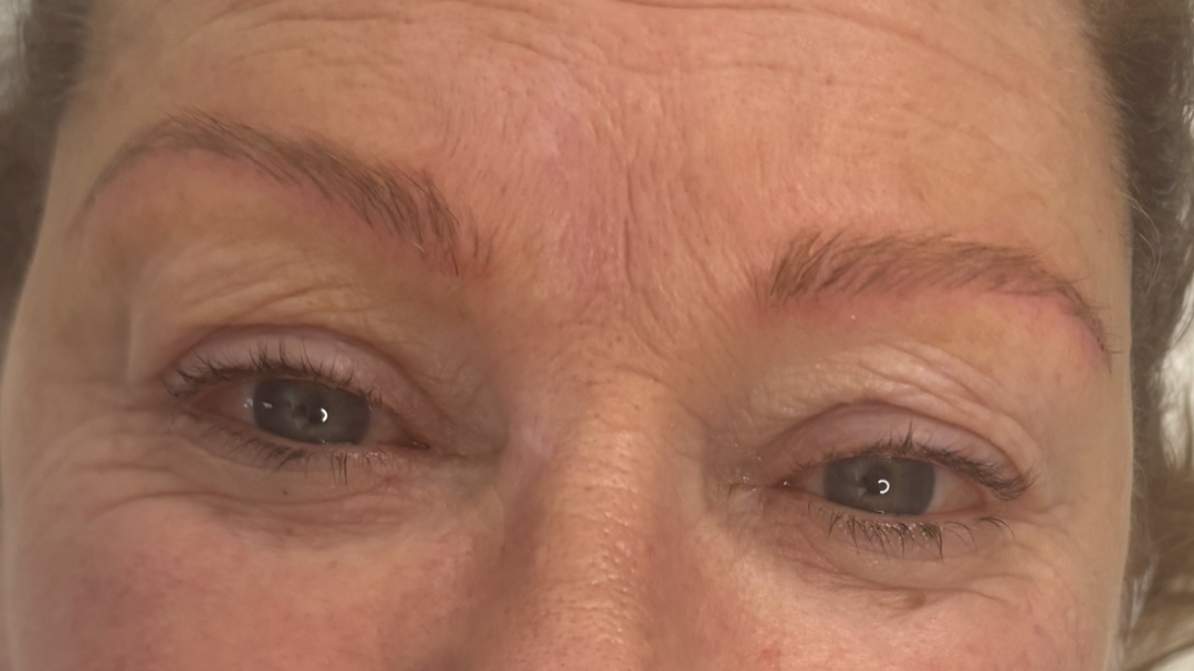 Natural hair strokes with light shading to rebuild structure and create a fuller brow.
