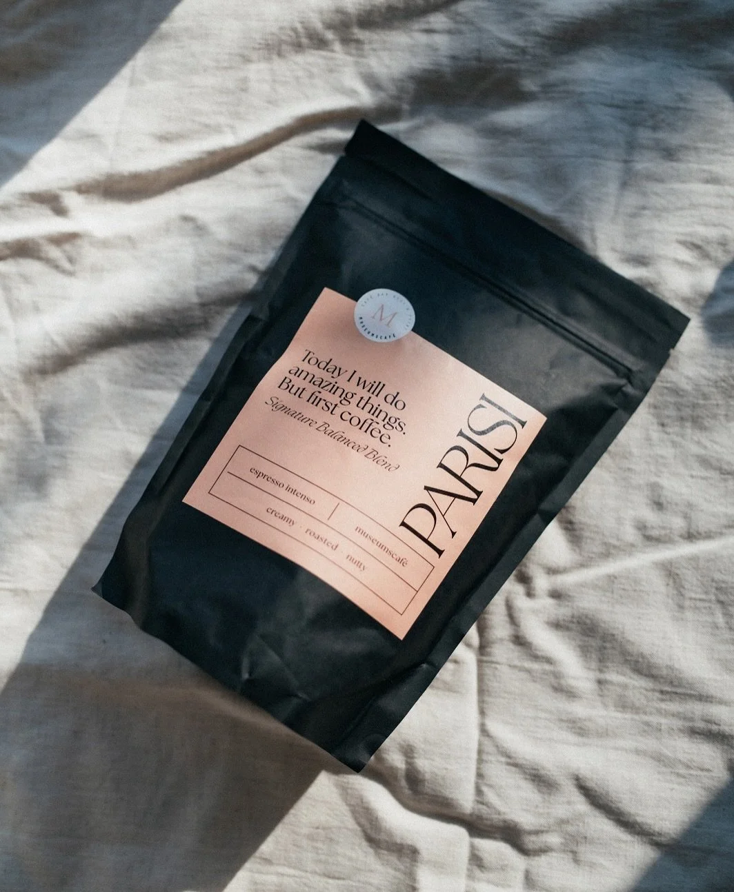 Lieb&lsquo;s einfach ☕️ Packaging Design und Branding f&uuml;r das wundervolle @museumscafesiegburg &amp; @alisa.parisi 🤞🏼 Diesen extrem leckeren Kaffee k&ouml;nnt ihr im Caf&eacute; kaufen. 

#packagingdesigninspo #branddesign #branding #branddesi