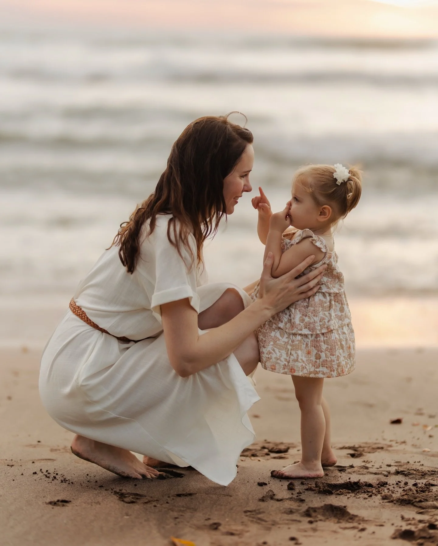 Los atardeceres en Guanacaste son toda un experiencia y creo que todos los que lo han vivido lo pueden confirmar 🌞 eso y poder hacer sesiones de fotos as&iacute; de m&aacute;gicas al lado de la costa, qu&eacute; lindo, el verano viene ya con muchas 