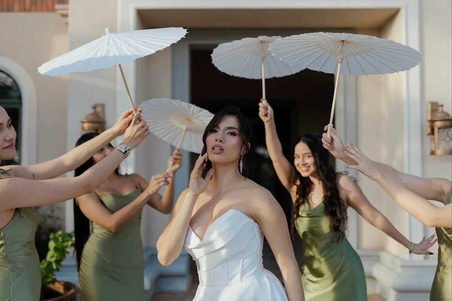 Mis hadas favoritas 💫 las que est&aacute;n con la novia momentos antes de la ceremonia, Alexa se ve&iacute;a preciosa 🥹 y la luz a esa hora hizo que todo se viera mas m&aacute;gico de lo que ya era 🫶🏼

aguaecoco.com
.
.
.
#costaricaphotographer #