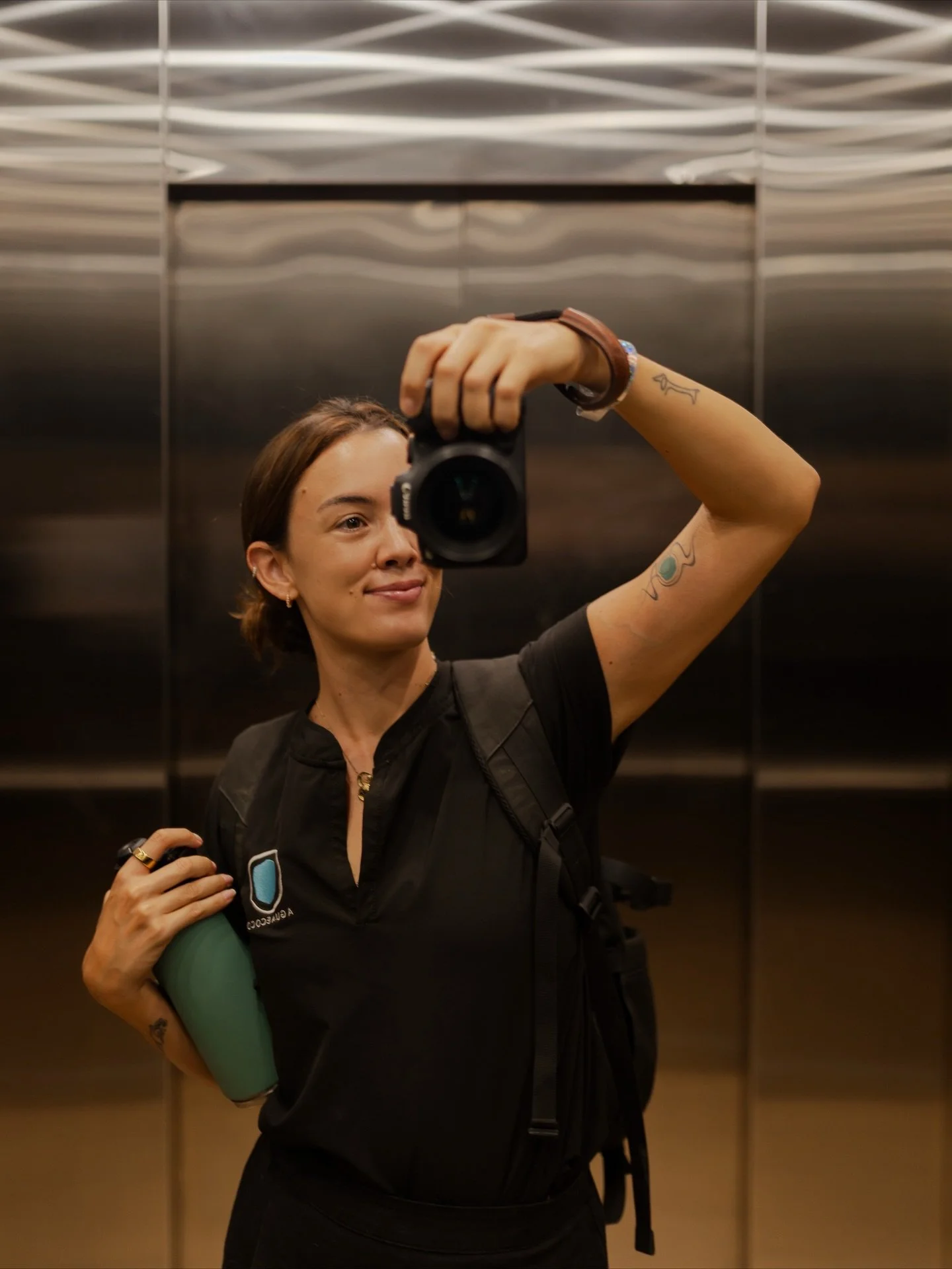 Fun fact, tengo m&aacute;s m&uacute;sculo en mi brazo derecho 📸 ya 10 a&ntilde;os con una c&aacute;mara en la mano y detr&aacute;s de aguaecoco, aja as&iacute; sin &ldquo;de&rdquo; 🩵🥥 gracias vida por tanto, hoy mientras caminaba por la playita y 