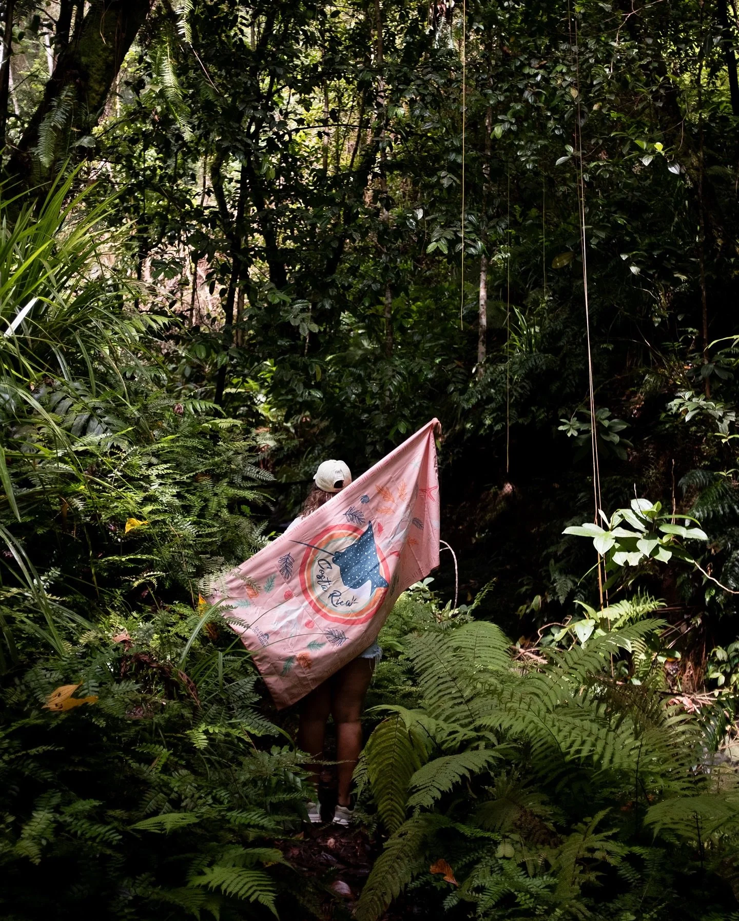 Qu&eacute; suerte llamarte casa, Feliz independencia a mi Costa Rica 🇨🇷 gracias por tanto. 

Qu&eacute; lindo fue hacer estas fotos para @lafiebredeviajar_cr y tener a la isla m&aacute;s linda de fondo 🏝️ y esto solo es una pincelada de todo lo qu