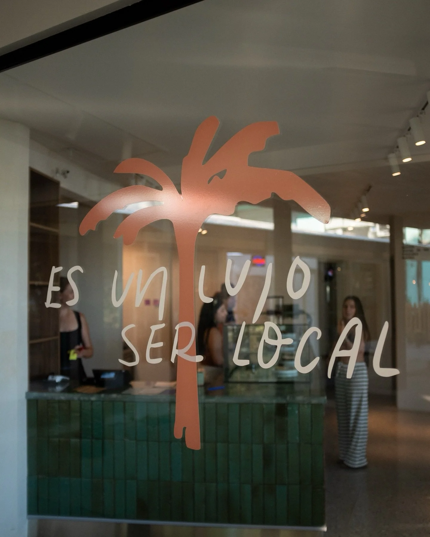 Un total y completo lujo 🌴 vivir en Guanacaste una gran parte de mi tiempo me ha hecho conectar con mas artistas, entre esos @gilbrigo que tiene todos estos platos que son de verdad obras de arte, la experiencia de @rltcuisine chef 👨🏼&zwj;🍳 con 9