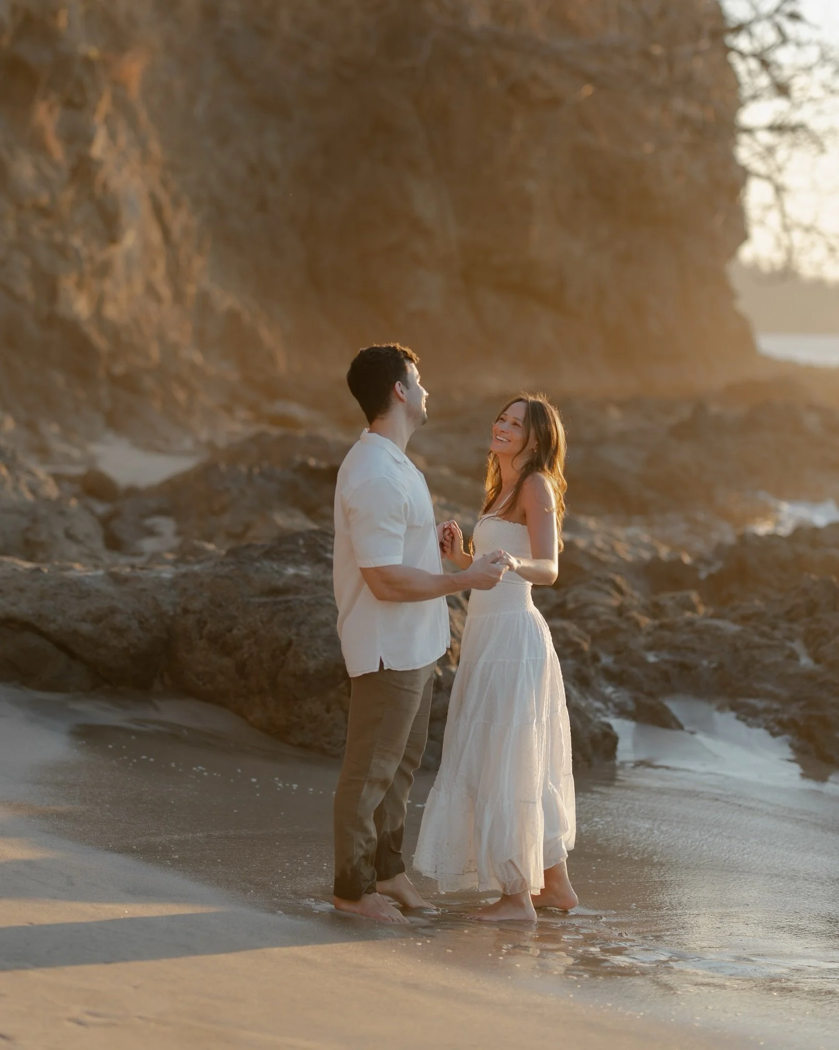 Alex &amp; Ken || atardecer de verano por Guanacaste nunca falla 😍
ya empez&oacute; la &eacute;poca lluviosa en Costa Rica, pero eso no le quita la magia a los sunsets por aqu&iacute; 🫶🏼🍃
aguaecoco.com
.
.
.
#costaricaphotographer #costarica #wed