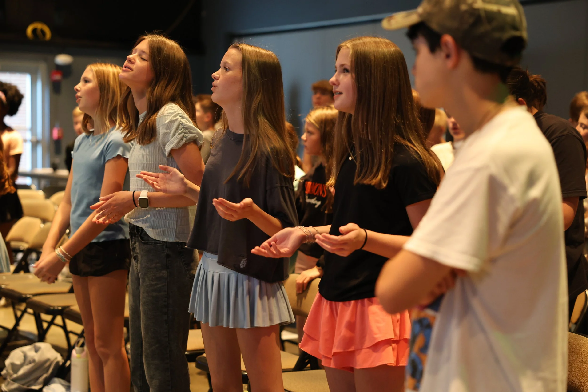 Middle School students worshipping together on a Wednesday night.
