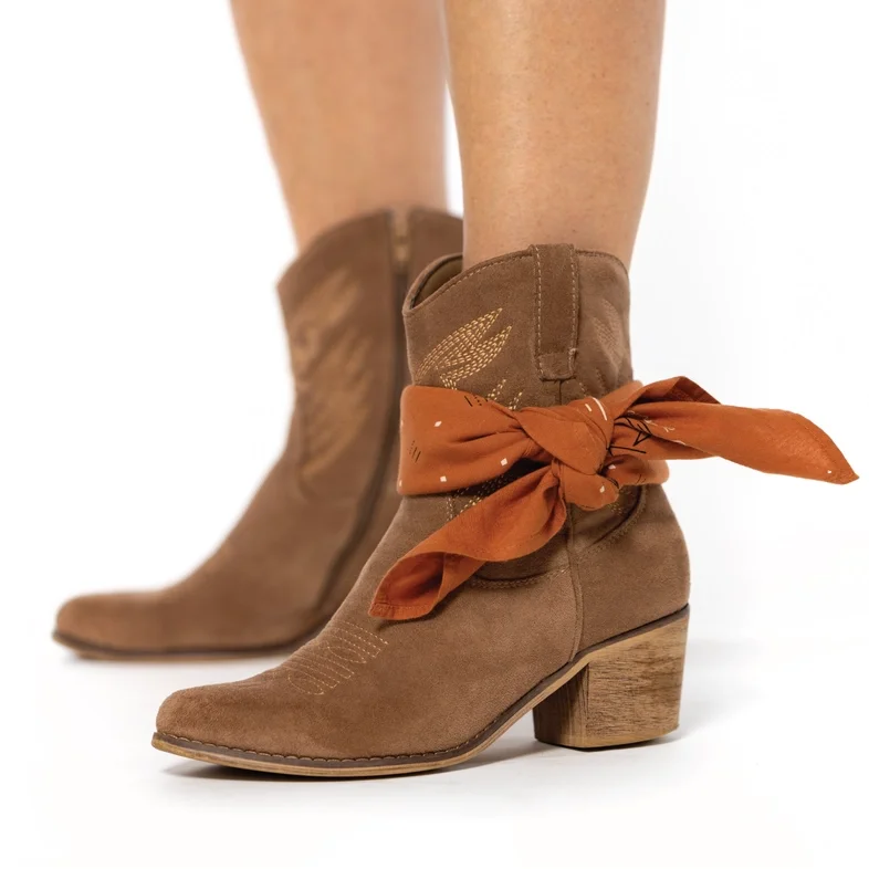 JE boots bandana.webp