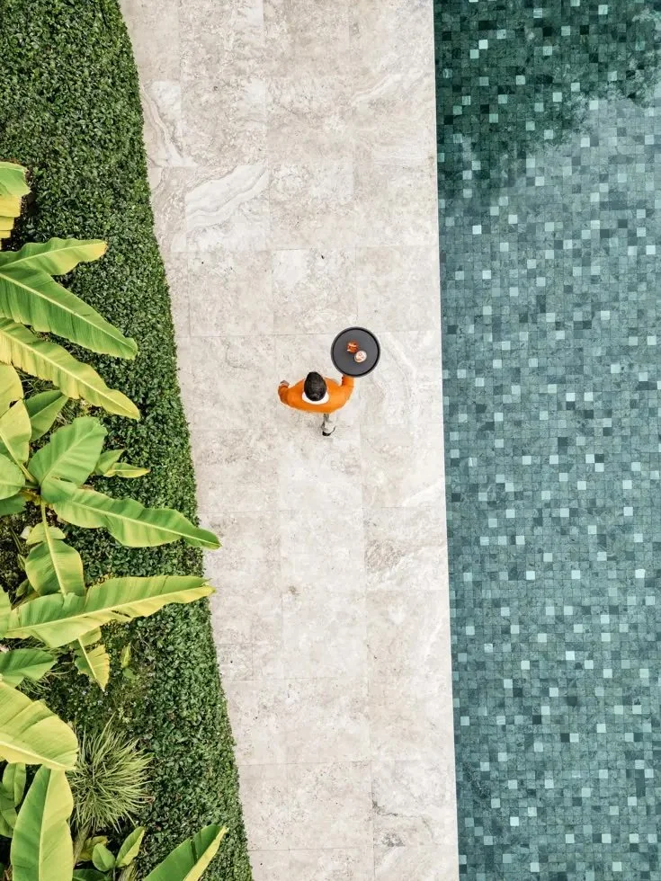 luxury-travel-agency-waiter-by-pool