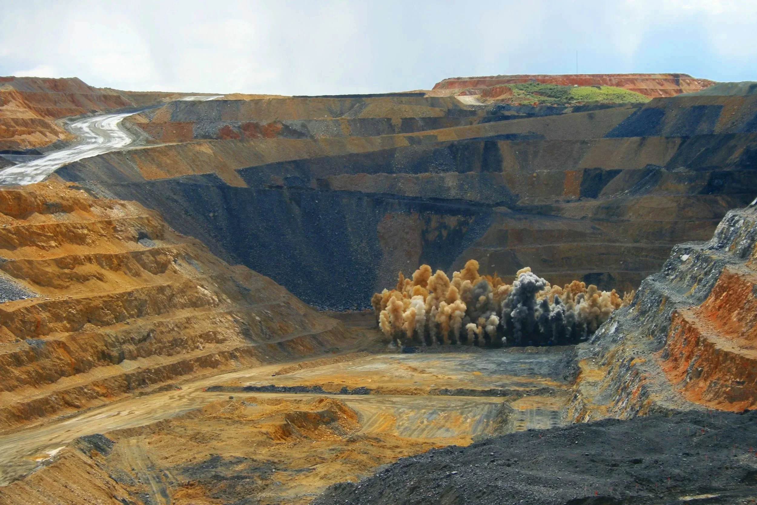 Blast+in+Open+Pit+of+Twin+Creeks+Mine.jpg