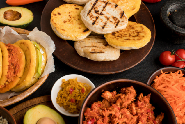 Plato de comida mexicana con tortillas, pico de gallo, aguacate, y otros ingredientes tradicionales.