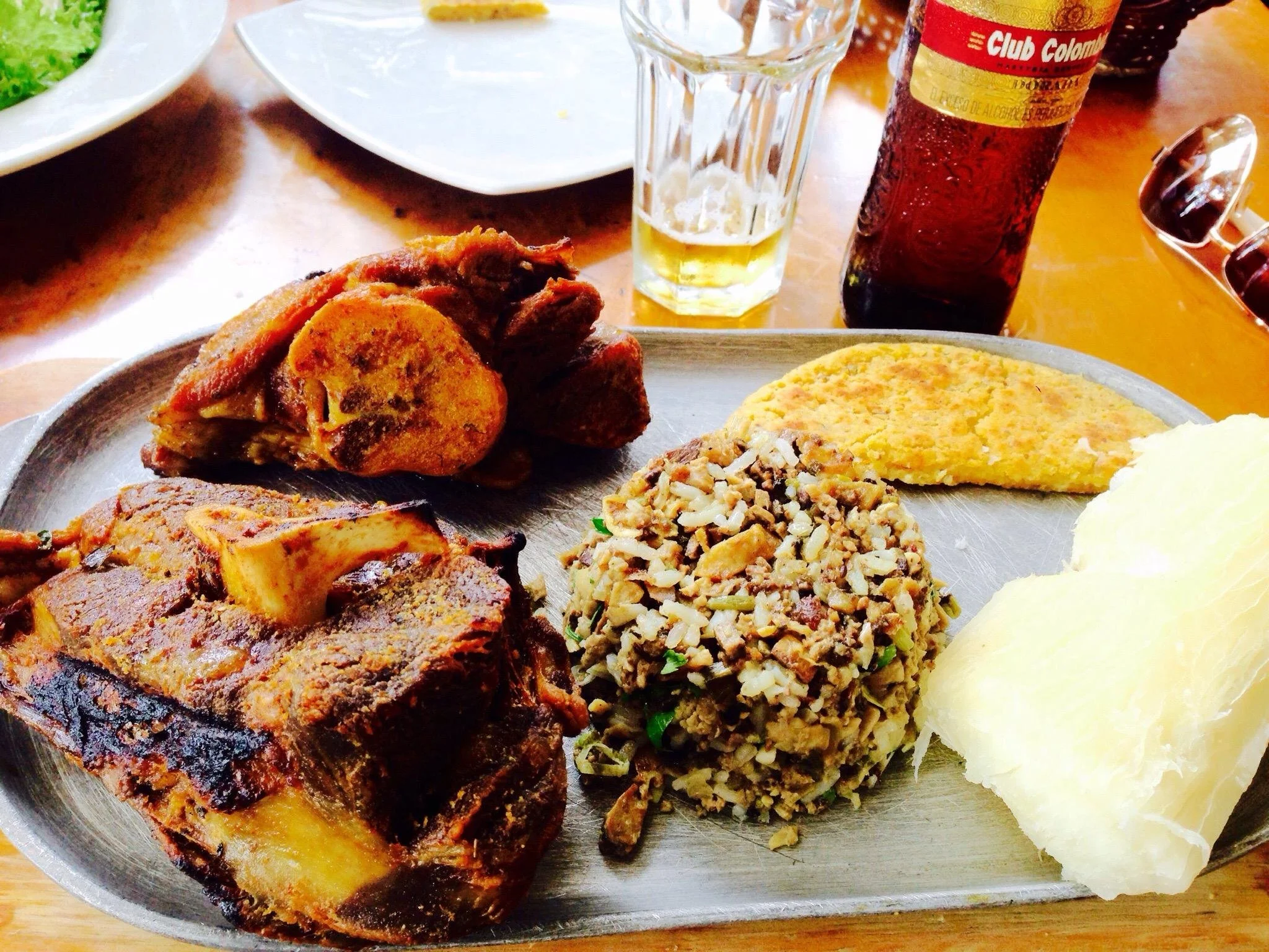 Plato típico colombiano con carne, chorizo, yuca, banano, y otros ingredientes