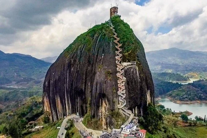 Una montaña con una estructura de escaleras zigzagueantes que lleva a una cima con una estructura en forma de torre.