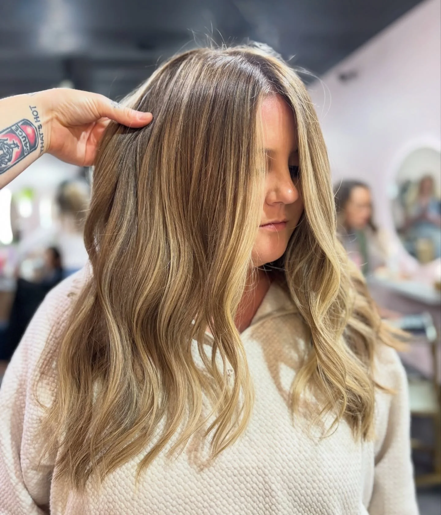 That soft, natural blonde that grows out beautifully ✨
Dimension, depth, and zero harsh lines.
Blonde magic by Senior Stylist Larysa @hairbylarysa 🌿

#fortlauderdaleblonde
#browardcountysalon
#southfloridahair
#ftlsalon
#fortlauderdalestylist