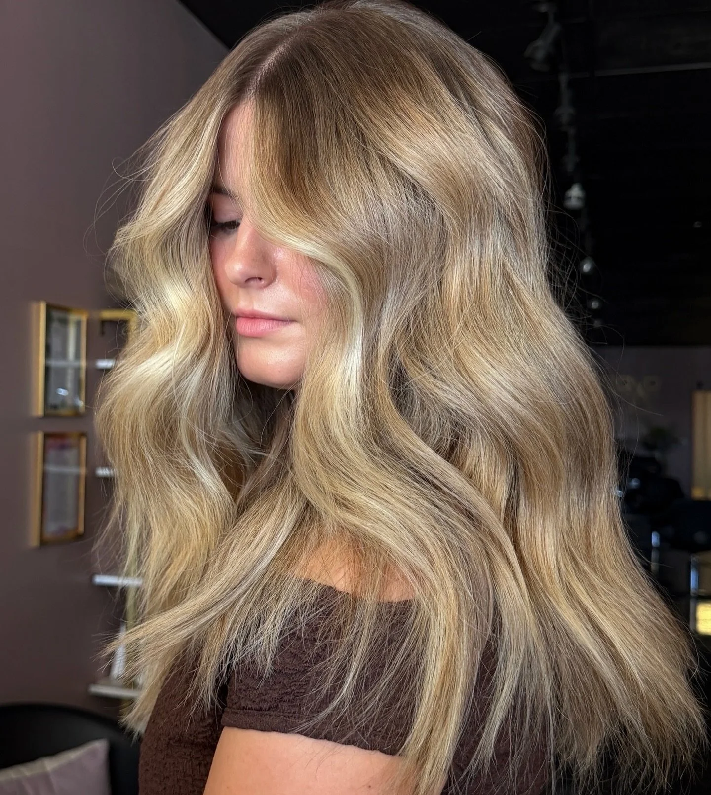 This lived-in blonde was created during our in-salon education class with guest artist Kim @iambohoblonde 💁🏼&zwj;♀️ 🇦🇺

Soft dimension, balanced warmth, seamless blending.
Real hair. Real technique. Elevated results.

🤍💁🏼&zwj;♀️✨

#MaVoHairlou