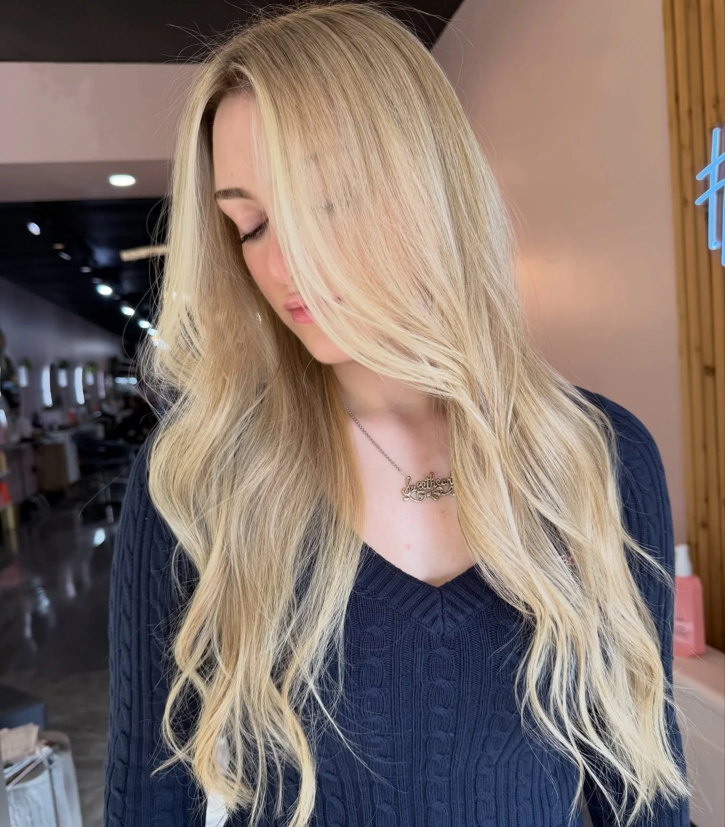 Not just blonde, the right blonde. ✨
Custom, seamless, and tailored to perfection by Master Stylist Larysa @hairbylarysa 👩🏼🤍

#MavoHairlounge #FortLauderdaleSalon #FortLauderdaleBlonde #MasterStylist #LivedInBlonde