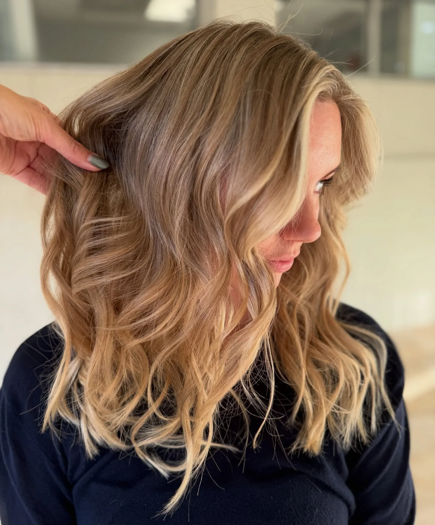 Different lighting reveals everything. ✨

That&rsquo;s why blondes should be balanced, not overly ashy, not overly warm.

Whether you&rsquo;re in natural sunlight or under indoor lighting&hellip;
it should still look expensive. 💫

Dimensional. Seaml