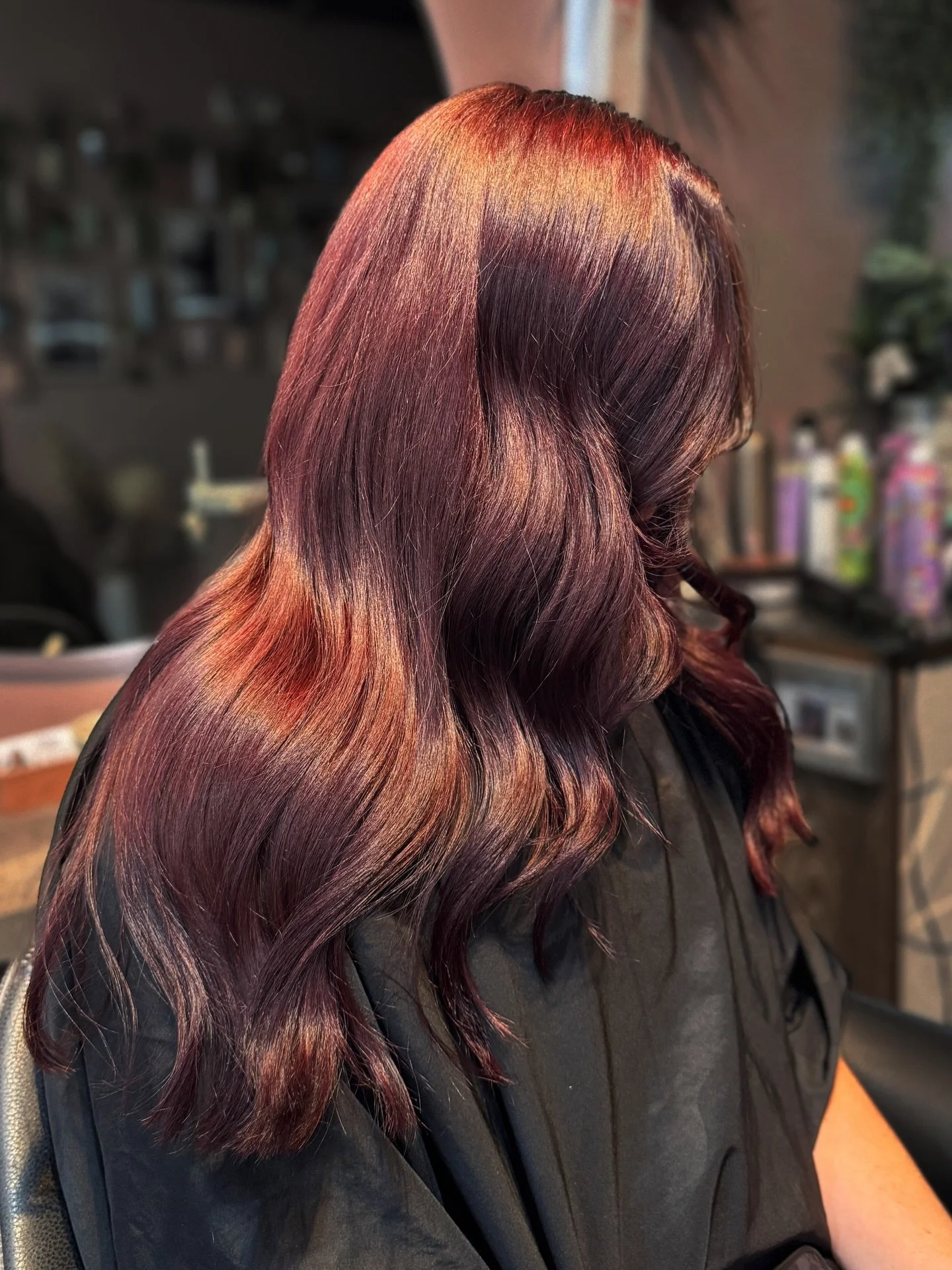 Red, but make it sophisticated. &hearts;️✨

A deep burgundy tone with warmth and movement that catches the light beautifully. 🍇🍷

Shiny. Healthy. Seamless.

By Senior Stylist Gladys @stylezbyg 

#mavohair
#BurgundyHair
#HealthyHairColor
#FloridaHai