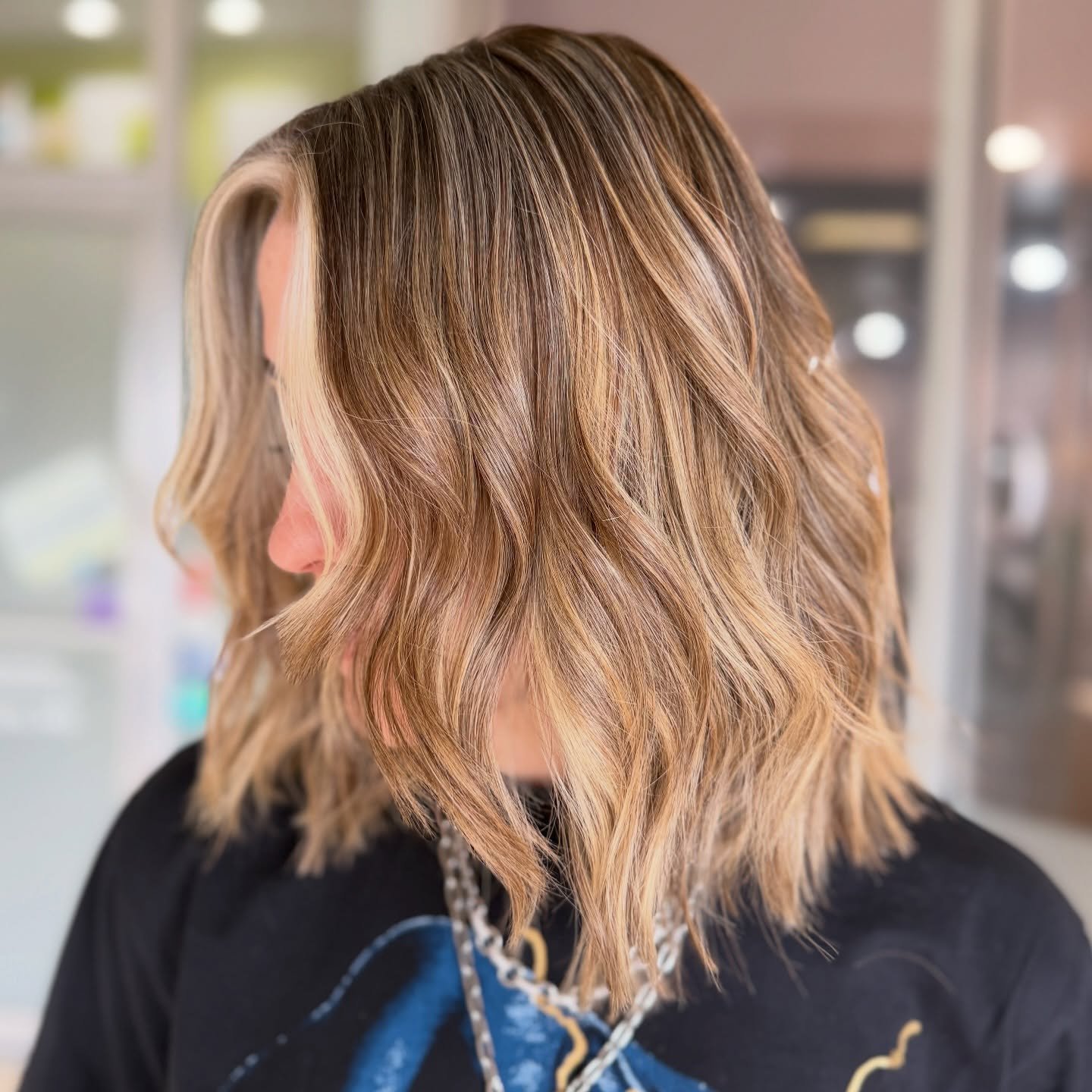 Daniella came in ready for a brighter look ✨

Her goal was a bold money piece with soft balayage through the rest of the hair so it still grows out naturally.

We focused on brightness around the face while keeping depth at the root and dimension thr