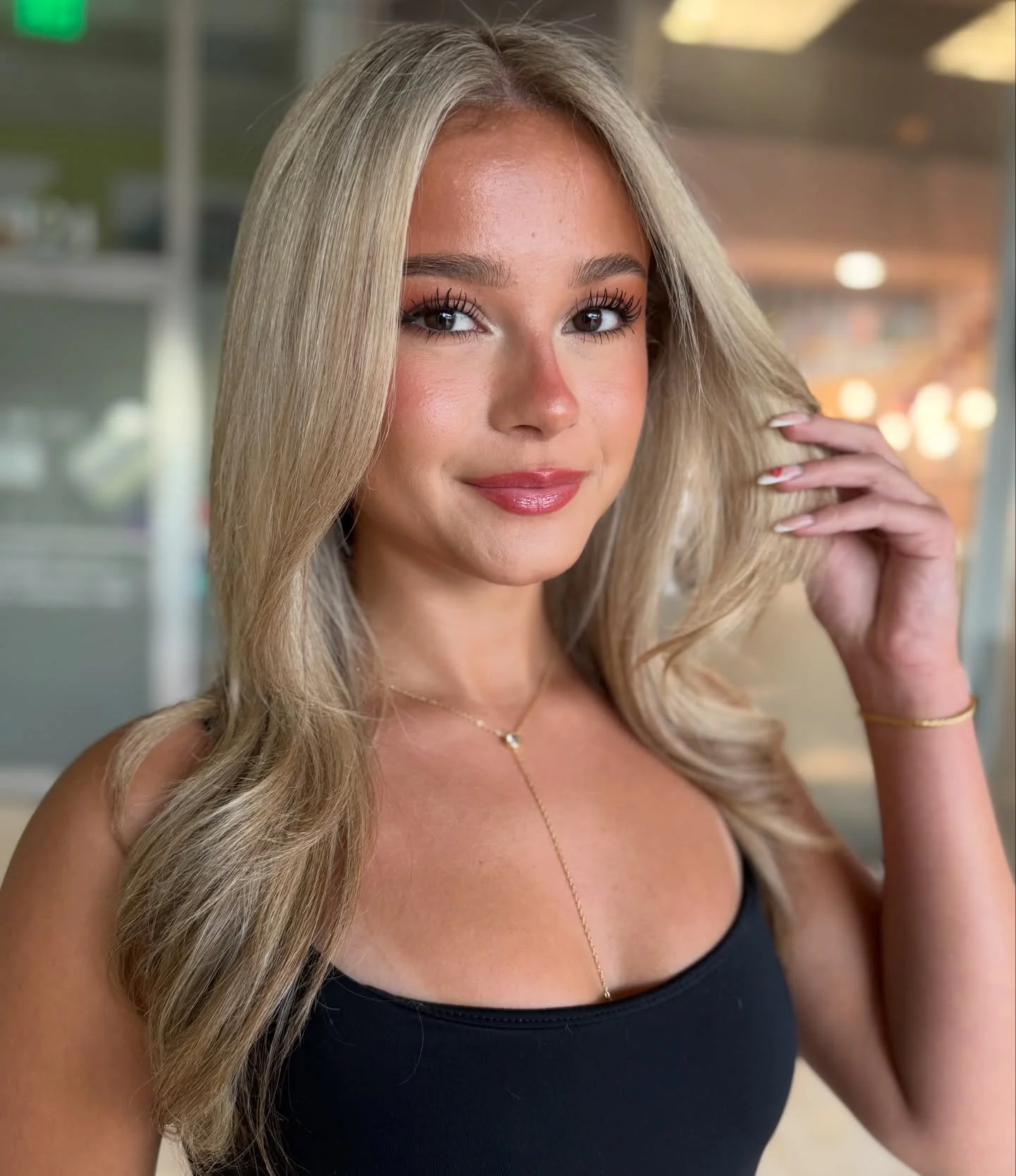 This is what a MASTER blonding service looks like:
Soft, seamless, expensive ✨

Precision placement, perfect tone, healthy finish by
Elana 
@lavishlocksbylana doesn&rsquo;t miss💁🏼&zwj;♀️🪞

#fortlauderdalehair #blondespecialist #luxuryhaircolor #ba