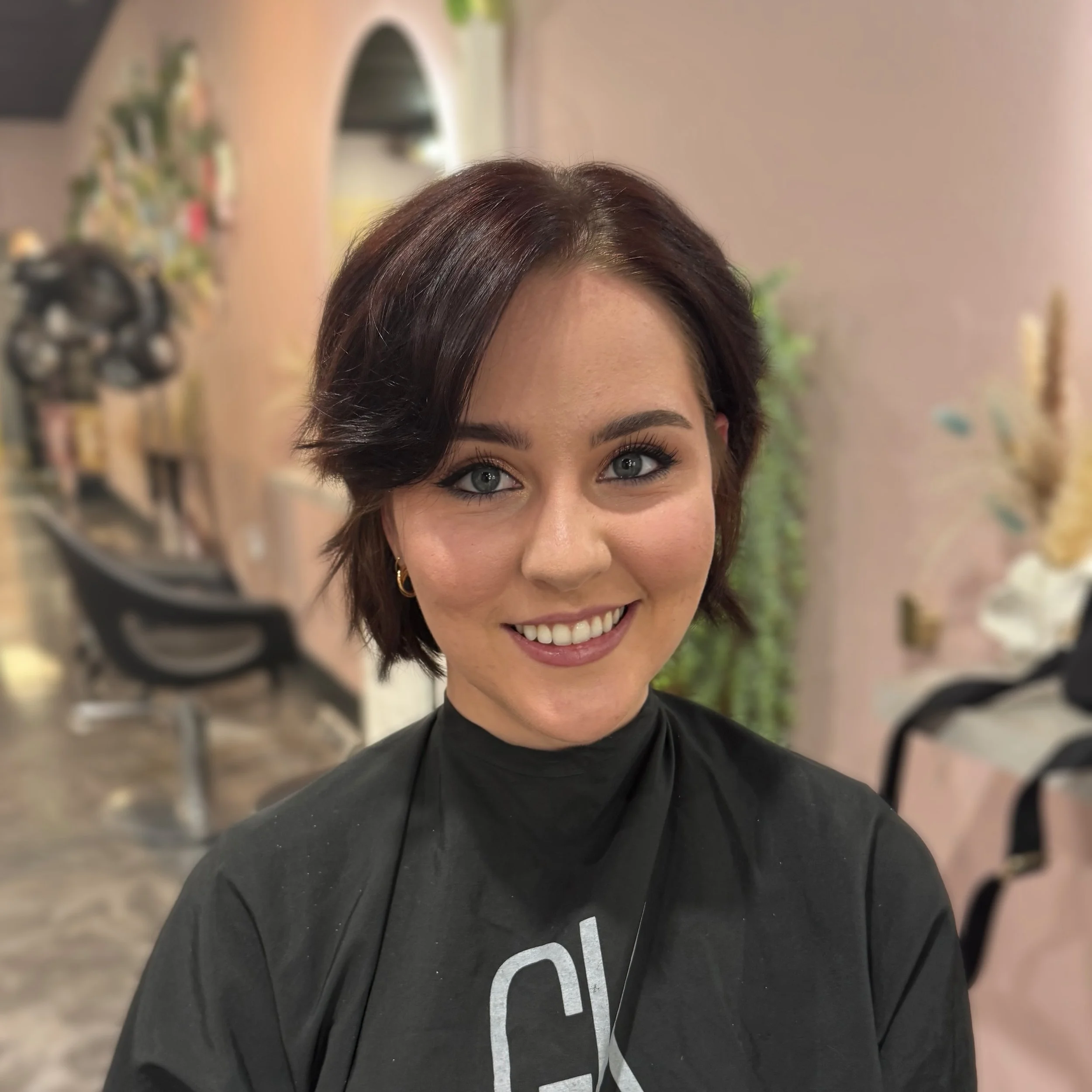 Sometimes a haircut is all it takes. ✂️✂️✂️

Our Senior Stylist Jenny took this gorgeous client from long hair to a chic, textured bob that completely transformed her look while keeping it soft, effortless, and easy to style. 🪞💁🏻&zwj;♀️✨

The resu