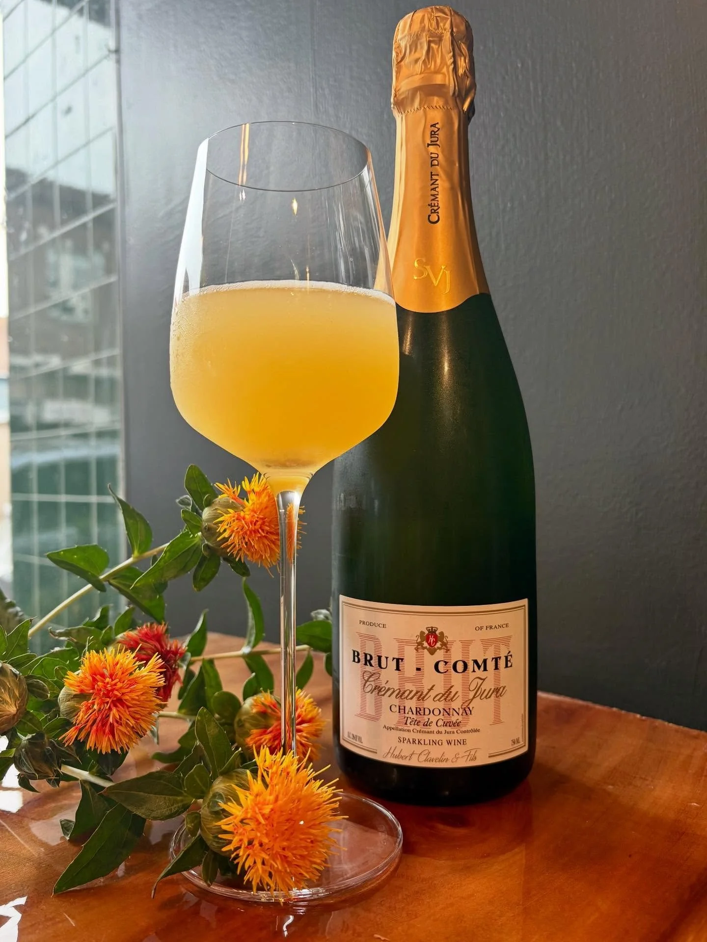 Mimosa Market Saturday!! 

Every Saturday from 11am-2pm we are pouring our Hubert Clavelin Cremant with your choice as a classic orange or mango mimosa. 
Plus this weekend we have a big Labor Day 50% off sidewalk sale table👌 

Have a fun weekend fri
