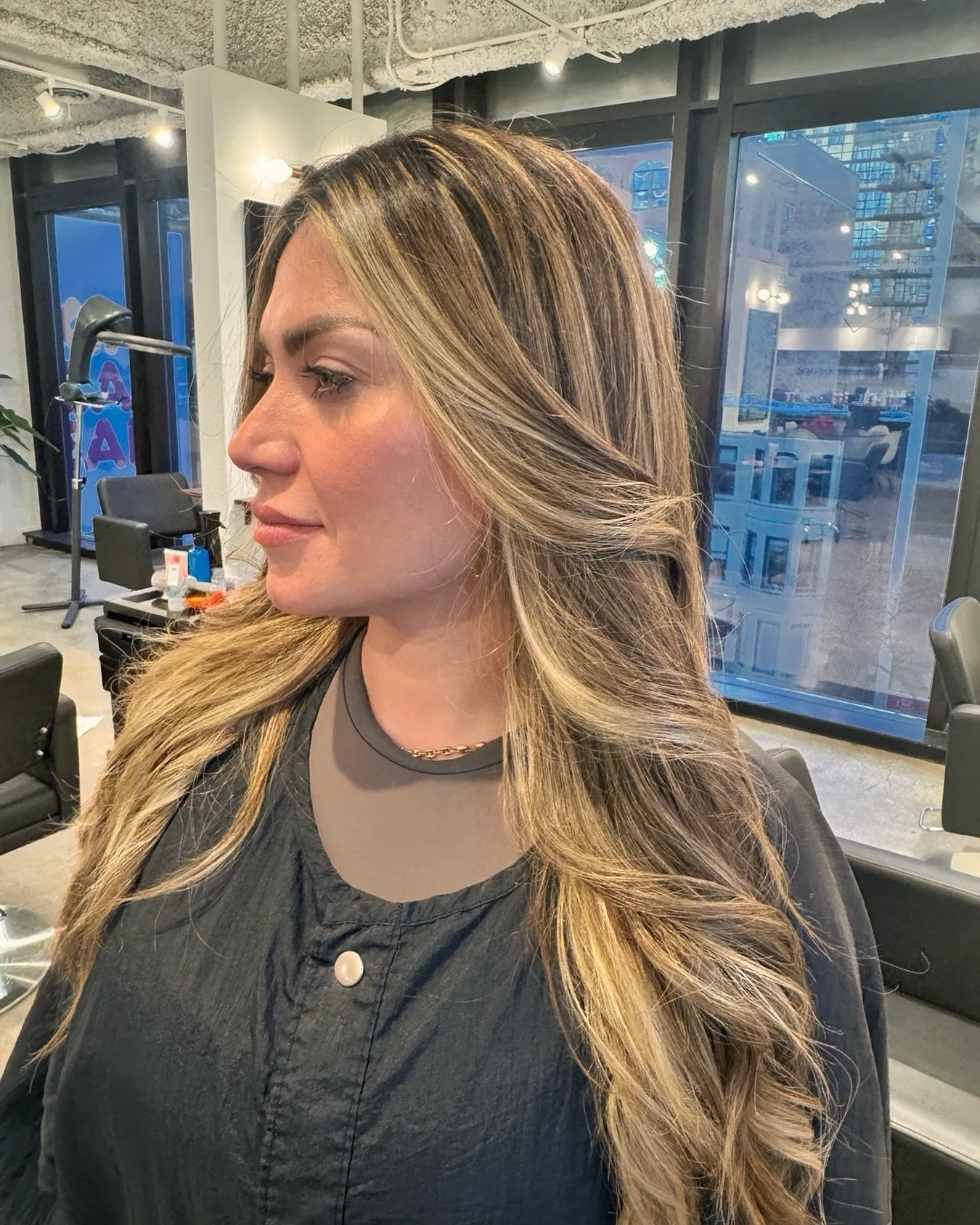 Soft, seamless blonde with natural dimension and movement ✨
Designed to grow out beautifully and stay wearable between visits.

📍Chicago
🔗 Book now via link in bio