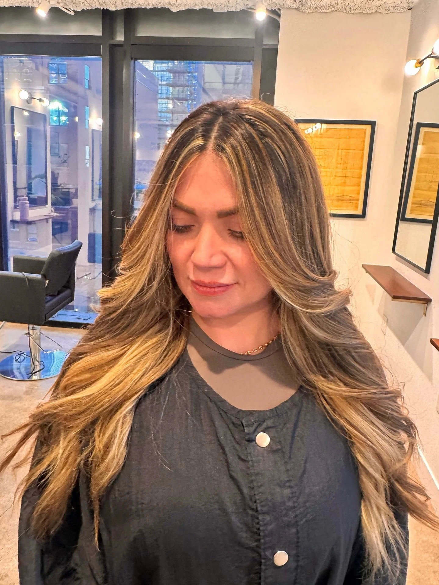 clean, bright blonde with even dimension from root to ends ✨

Tease foil + tip-out for softness without harsh lines
No root smudge. 🤗
swipe ➝

book via link in bio

#ChicagoBlonde
#ChicagoHair
#BlondeSpecialist
#DimensionalBlonde
#LivedInBlonde
#Blo