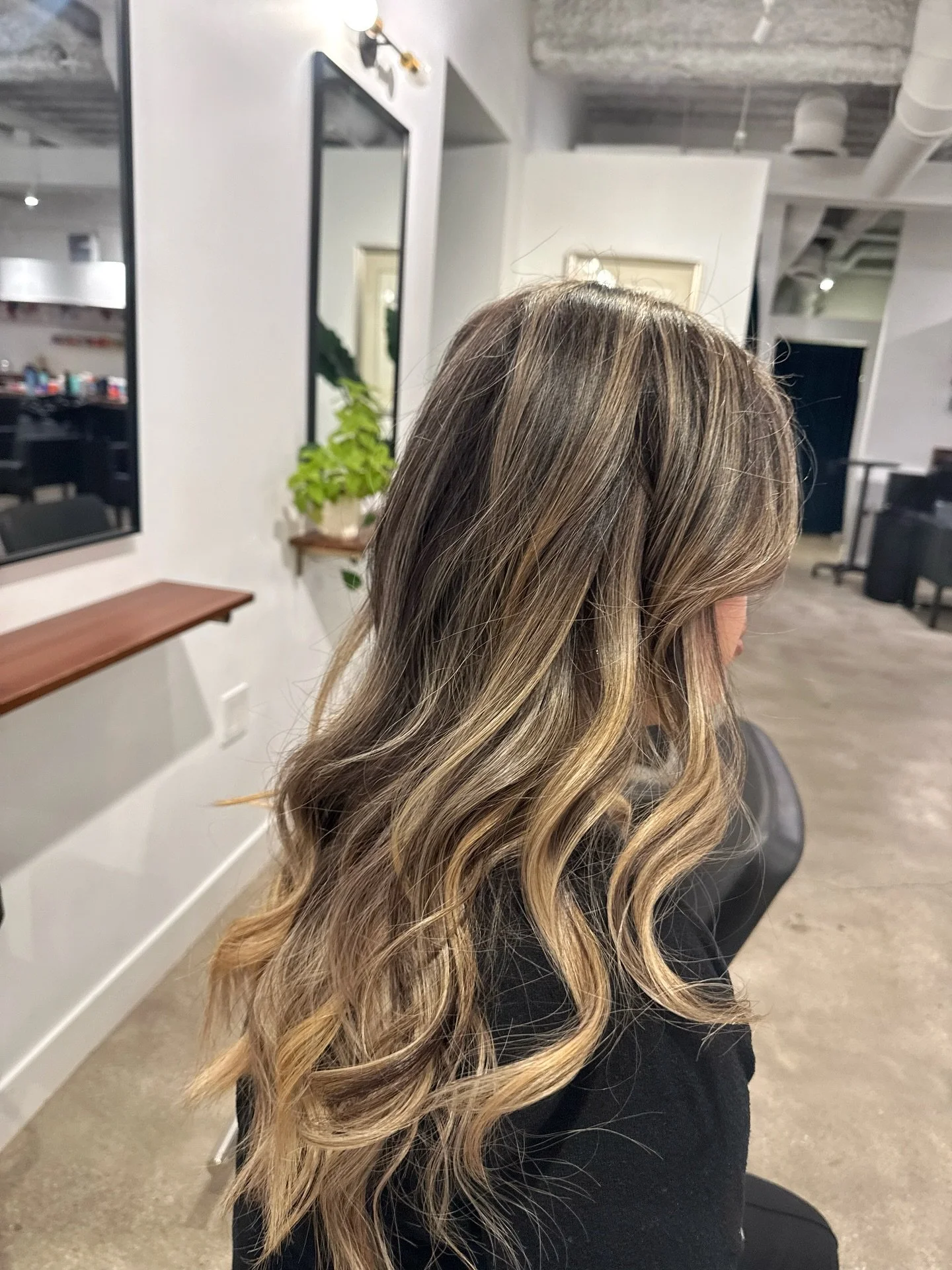 That shine was EVERYTHING! I really did say &ldquo;damn&rdquo; 🤣
A gloss will do that. Book yours ✨