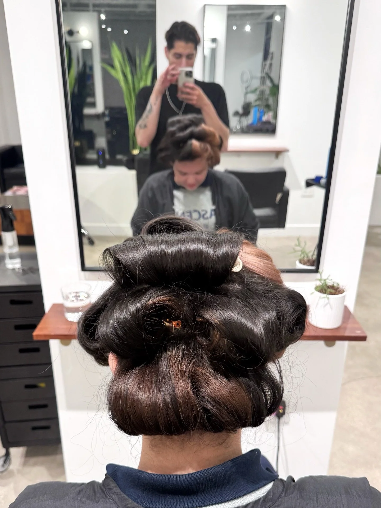 We fixed the blonde green blue band then I asked how do you want to blowdry, straight or like you know Victoria secret big blowout ? Guess what she said . 🤭 this was fun. Happy picture day chica !