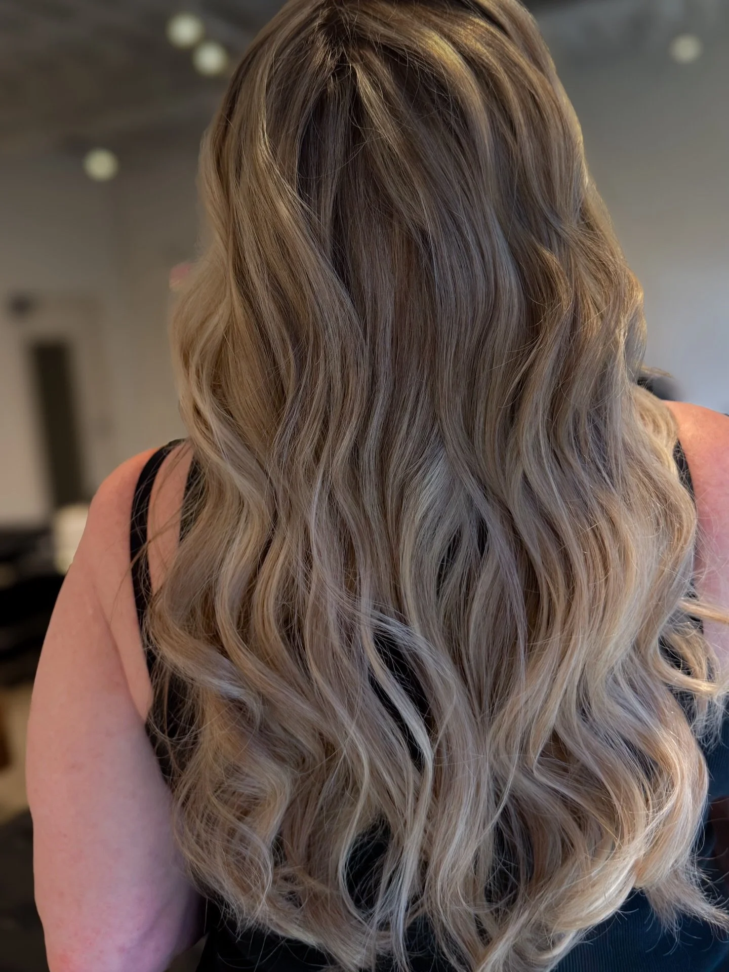 Brightness is often less about how much blonde you have and more about where it&rsquo;s placed.

For this refresh, we focused on the areas that create the most visual impact: the face frame and part line.

The result is a brighter, more seamless blon
