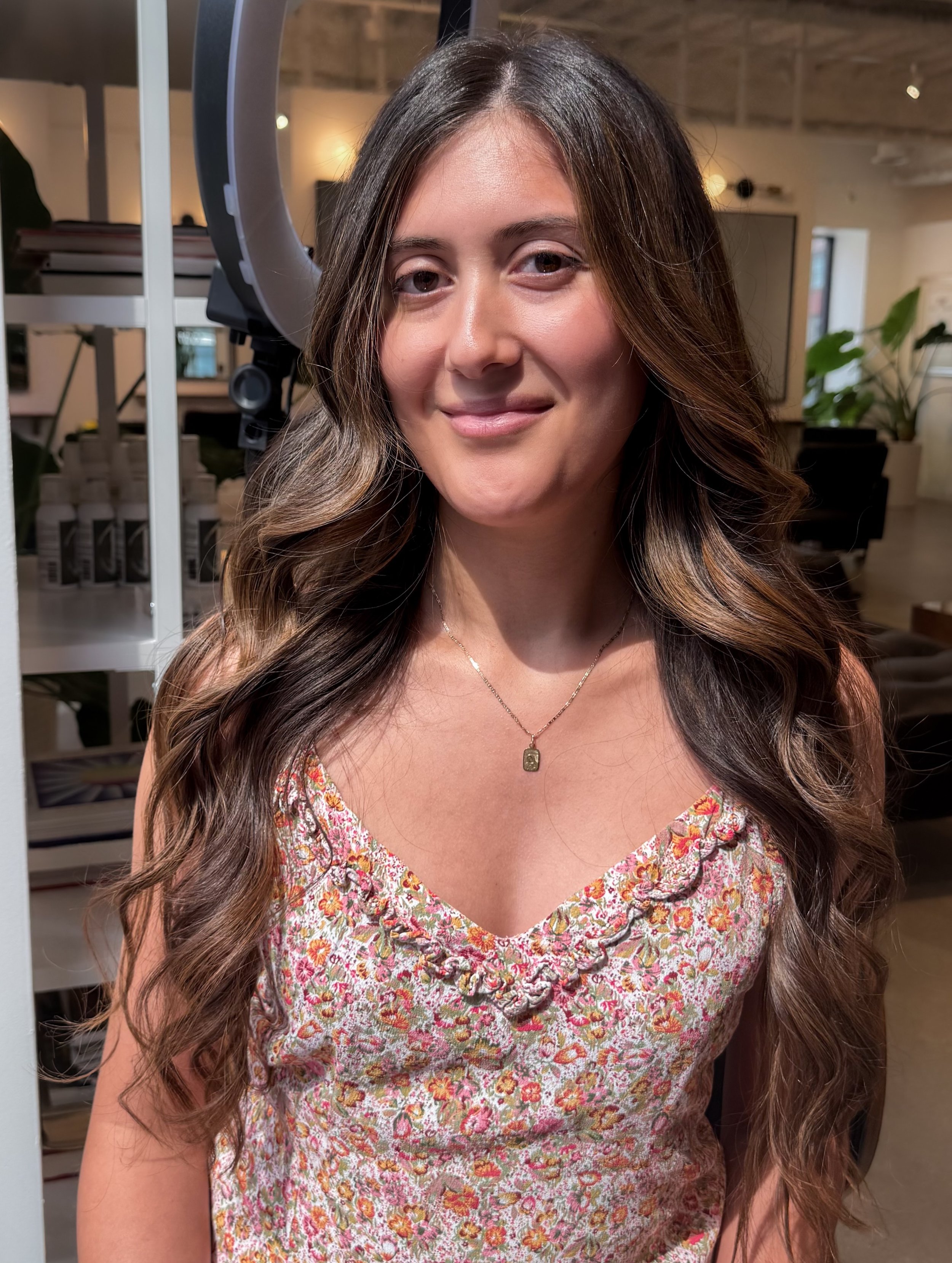 🤎

For this lived-in brunette, we used high-lift color to create soft, subtle highlights while keeping her overall look rich and natural.

Perfect when you want a little brightness and movement without feeling blonde.

Sometimes a few shades lighter