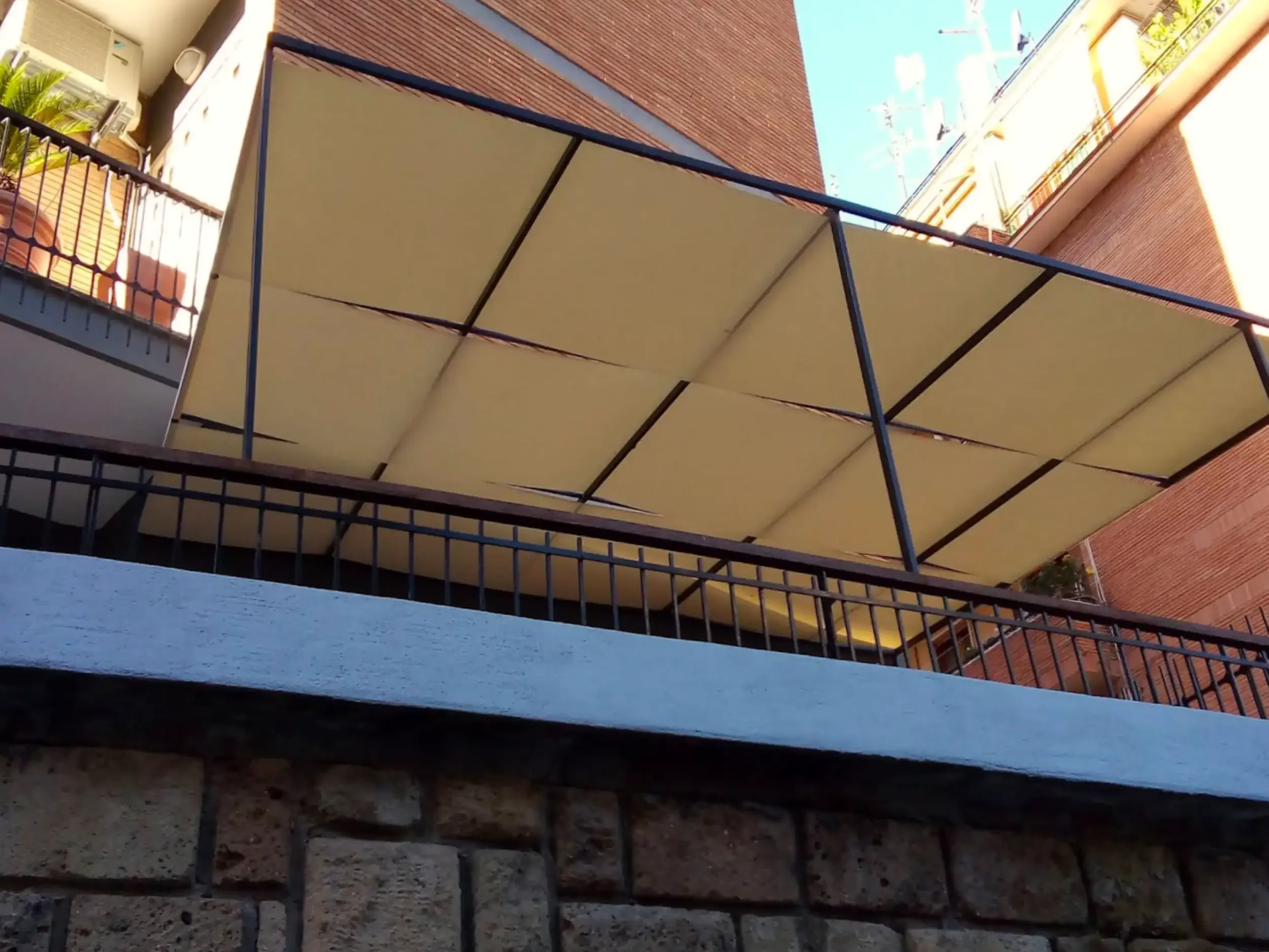 Installazione: Pergola fissa in ferro con schermatura solare in Tempotest arancione.