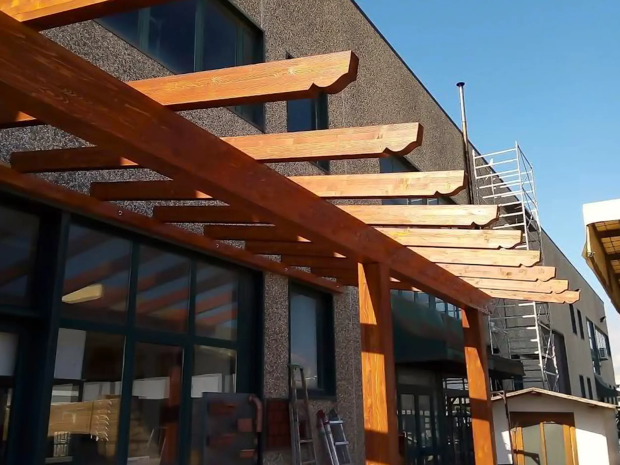 Commerciale: Pergola decorativa in legno per facciata di negozio a Roma.