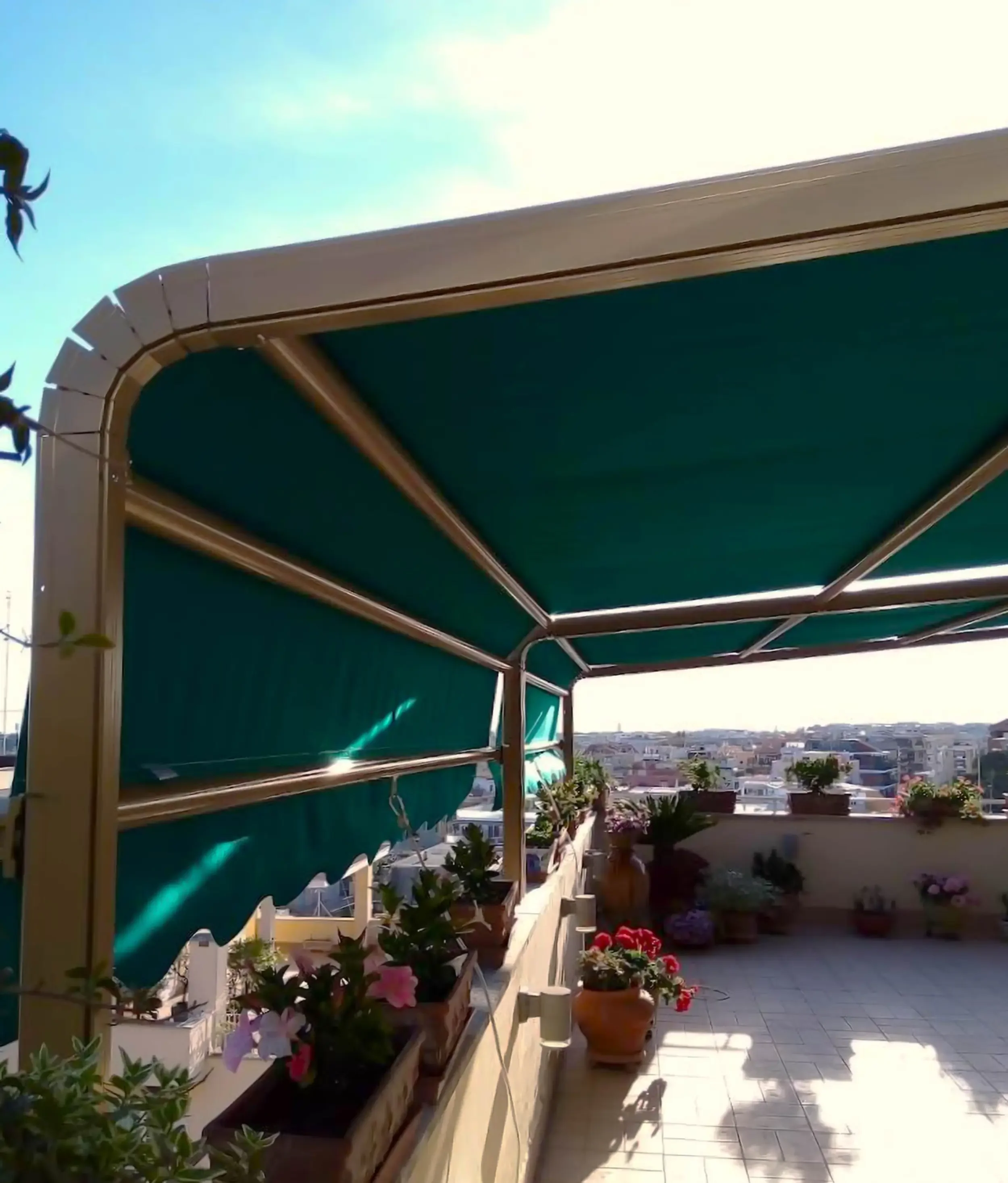 Dettaglio: Struttura in alluminio e tessuto Tempotest verde per tenda a capanno da terrazza.