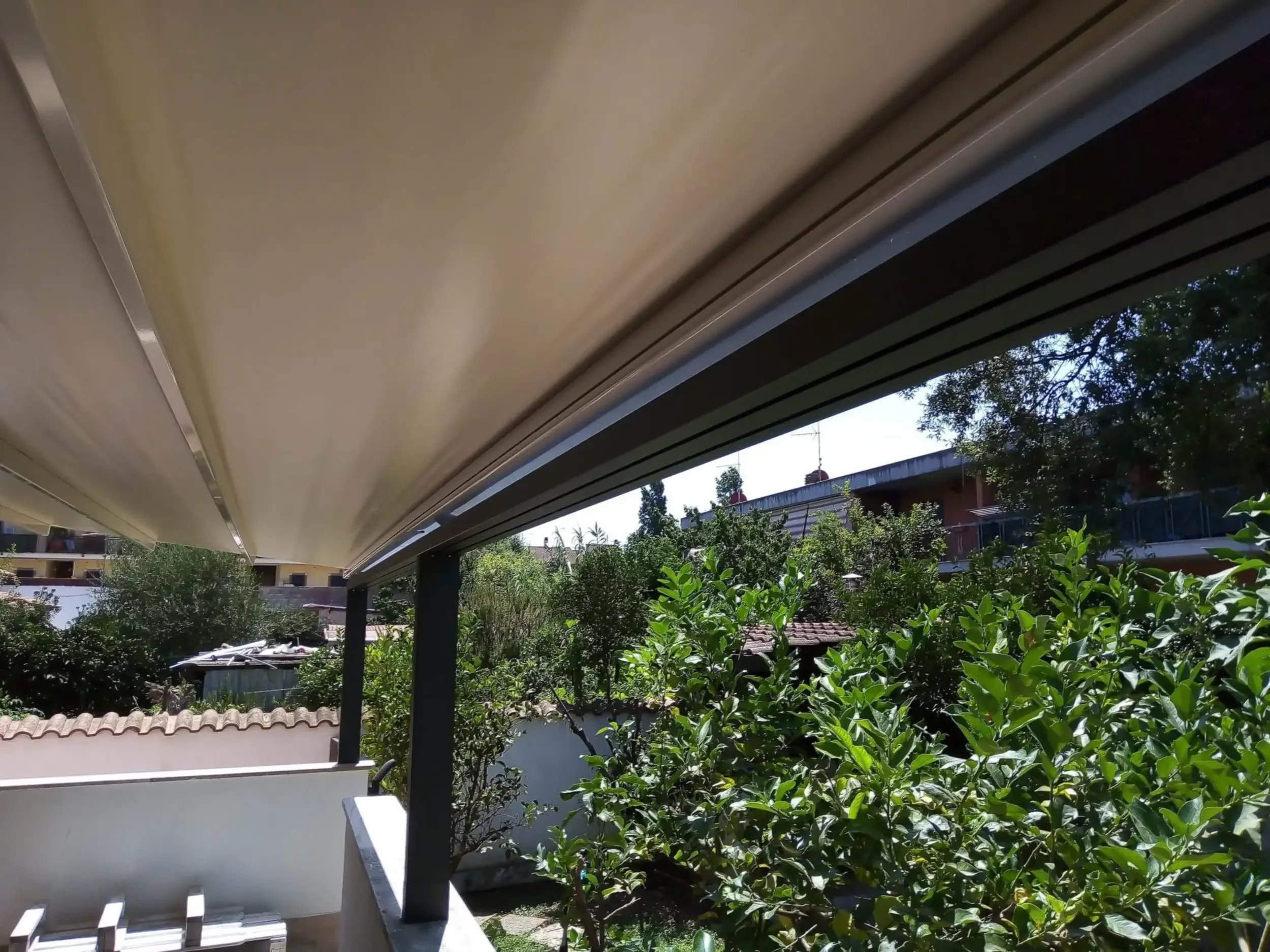 Focus: Particolare della giunzione tra il telaio nero di una pergotenda e la copertura in pvc.