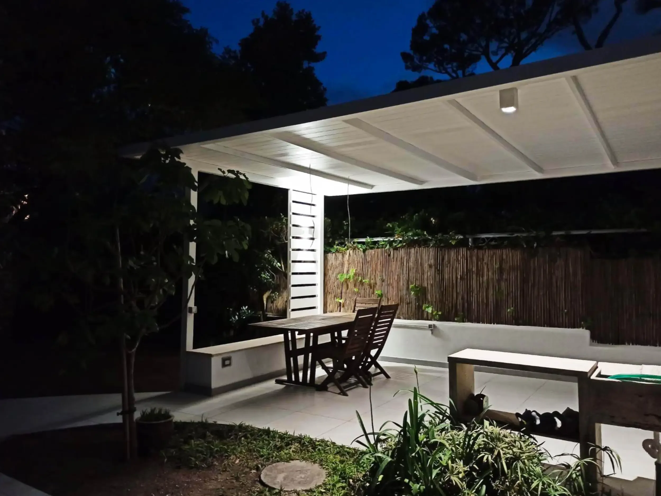 Illuminazione: Pergotenda esterna in alluminio bianco per giardino con luci integrate.