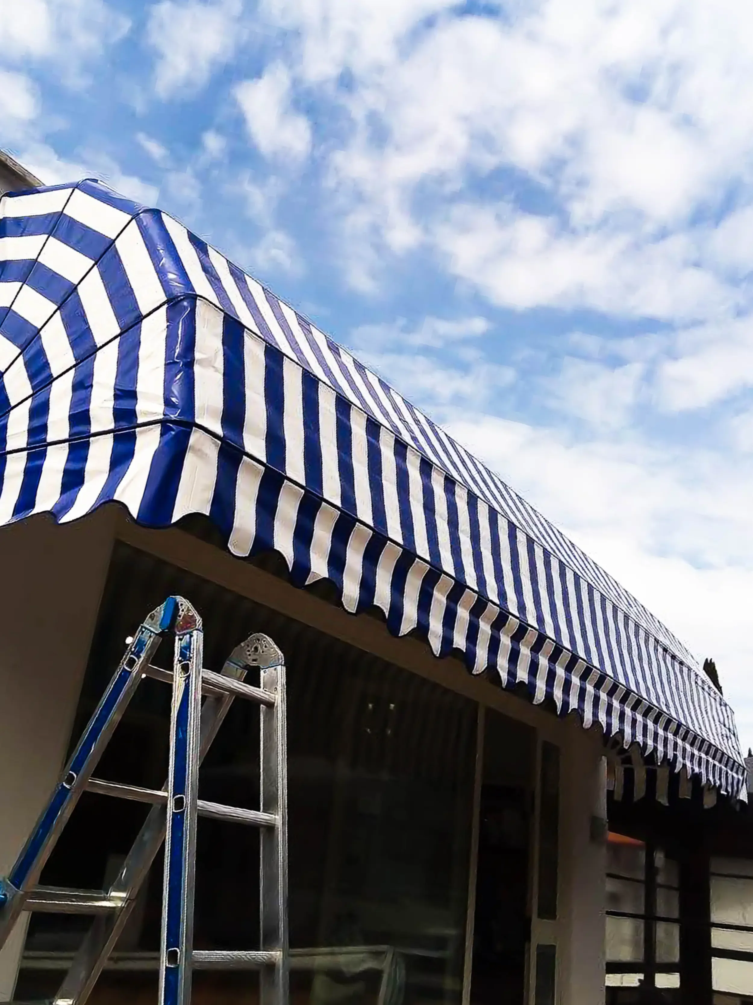 Galleria: Cappottina ingresso impermeabile in PVC a strisce bianche e blu.